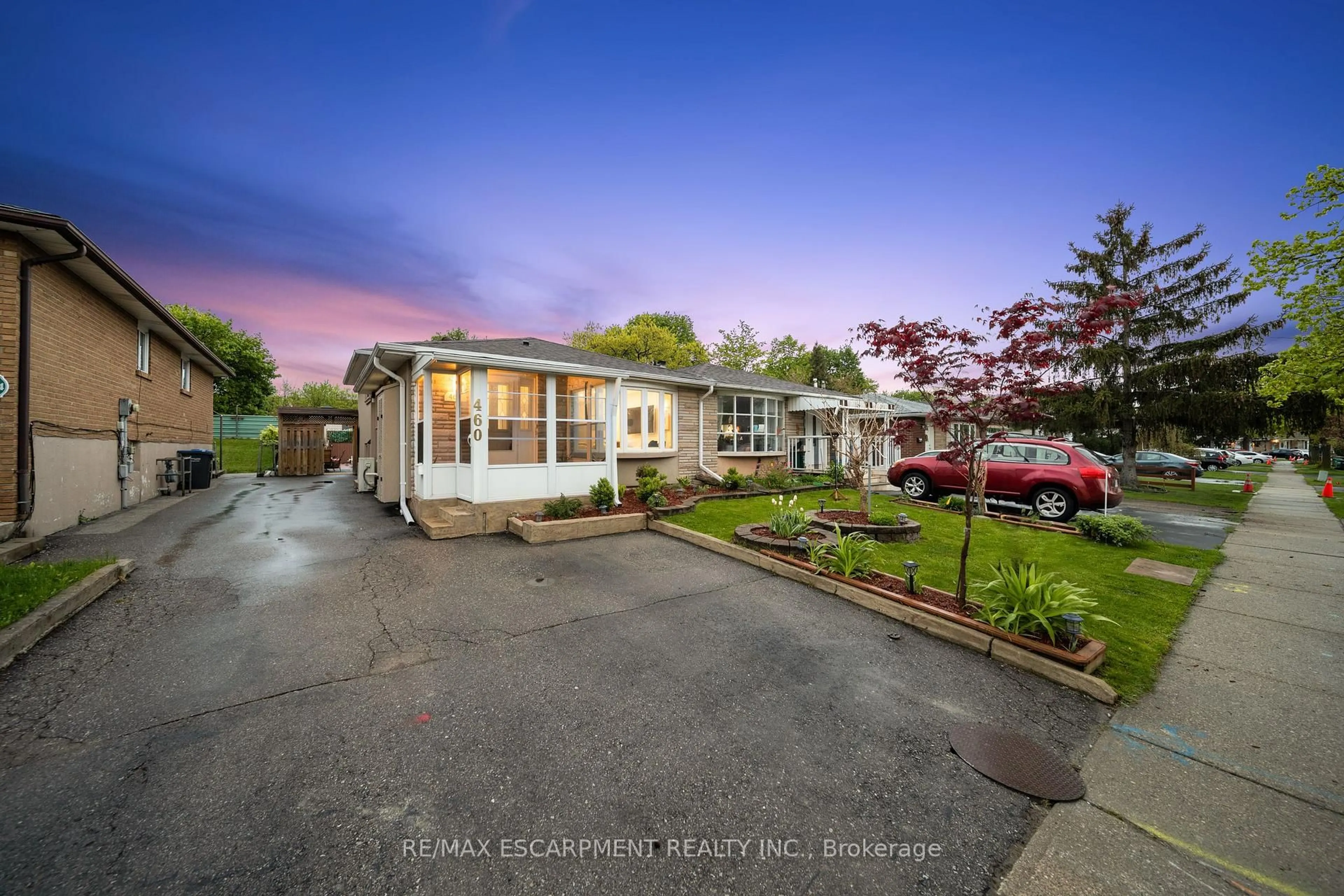 A pic from outside/outdoor area/front of a property/back of a property/a pic from drone, street for 460 Ginger Dwns, Mississauga Ontario L5A 3A7