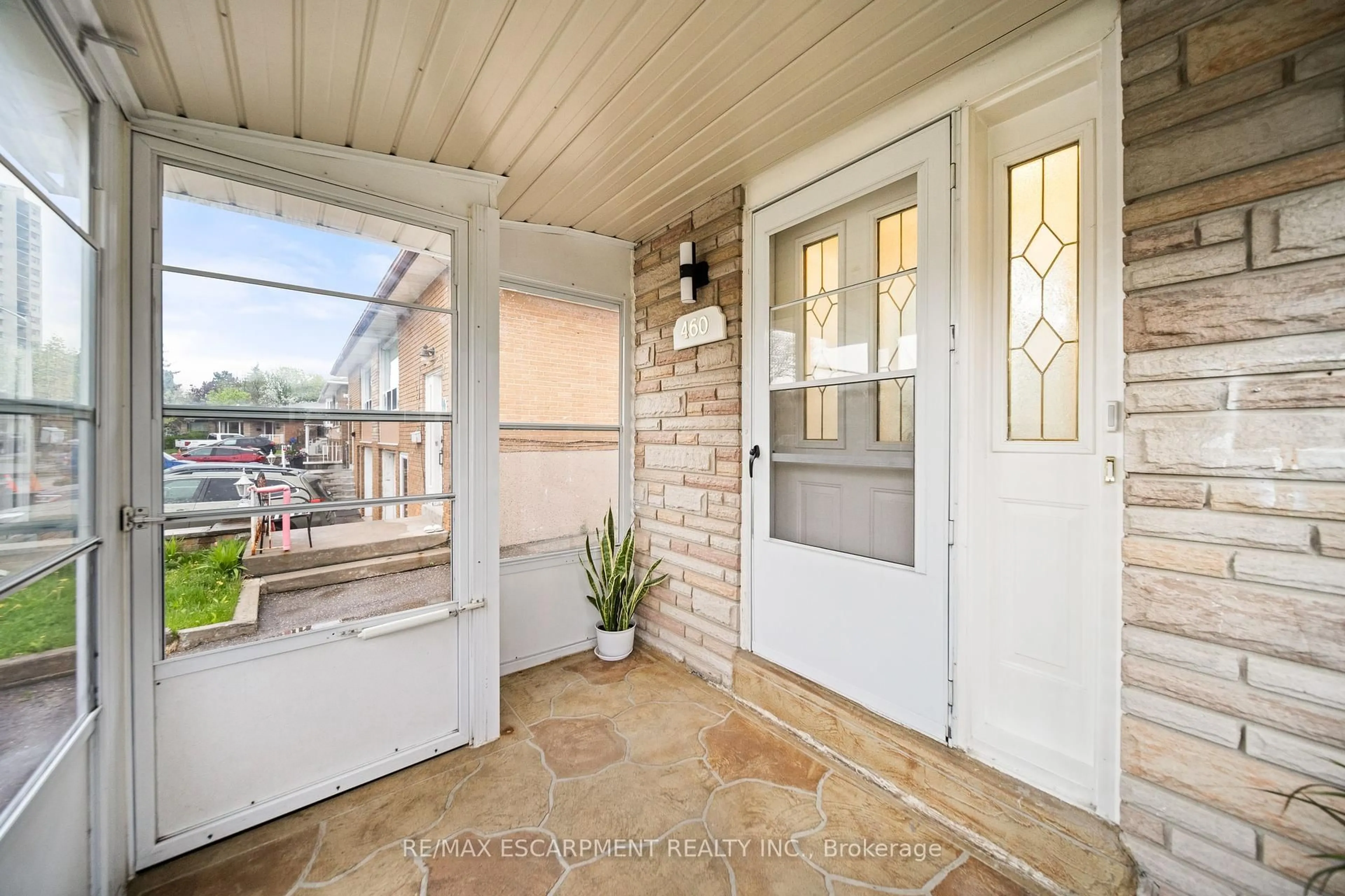 Indoor entryway for 460 Ginger Dwns, Mississauga Ontario L5A 3A7
