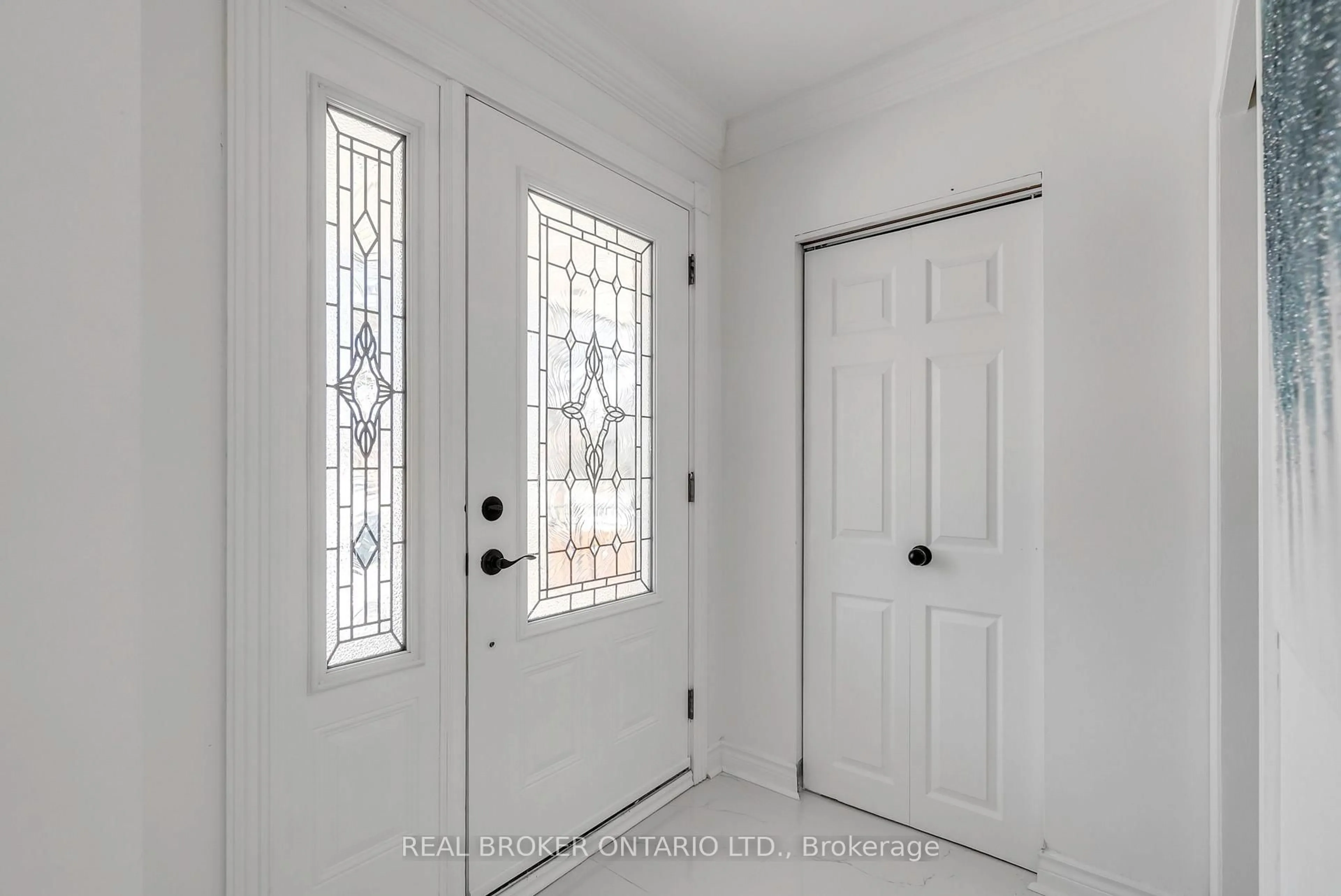 Indoor entryway for 3465 Orion Cres, Mississauga Ontario L5C 2H7