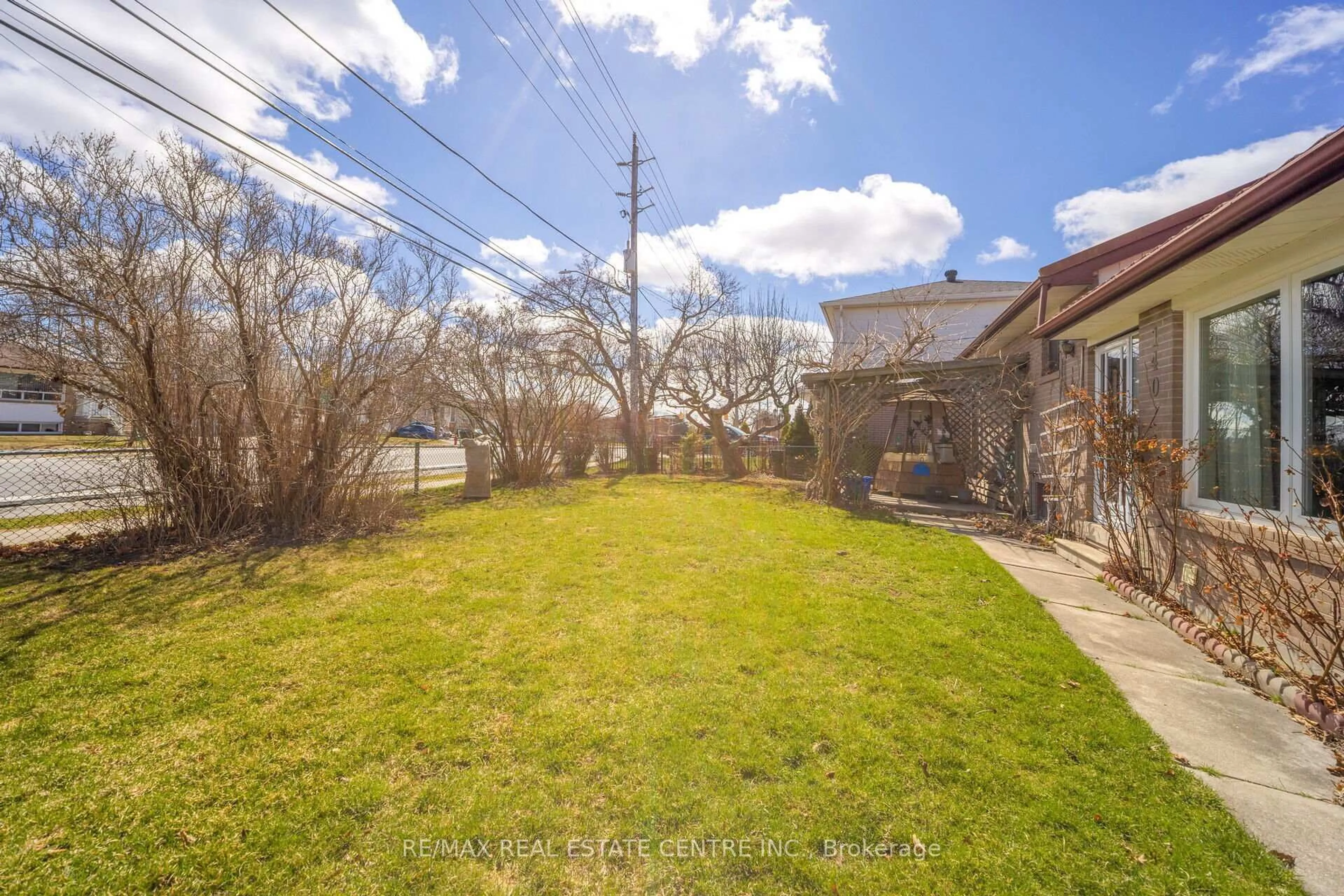Patio, street for 140 Vodden St, Brampton Ontario L6V 1M5