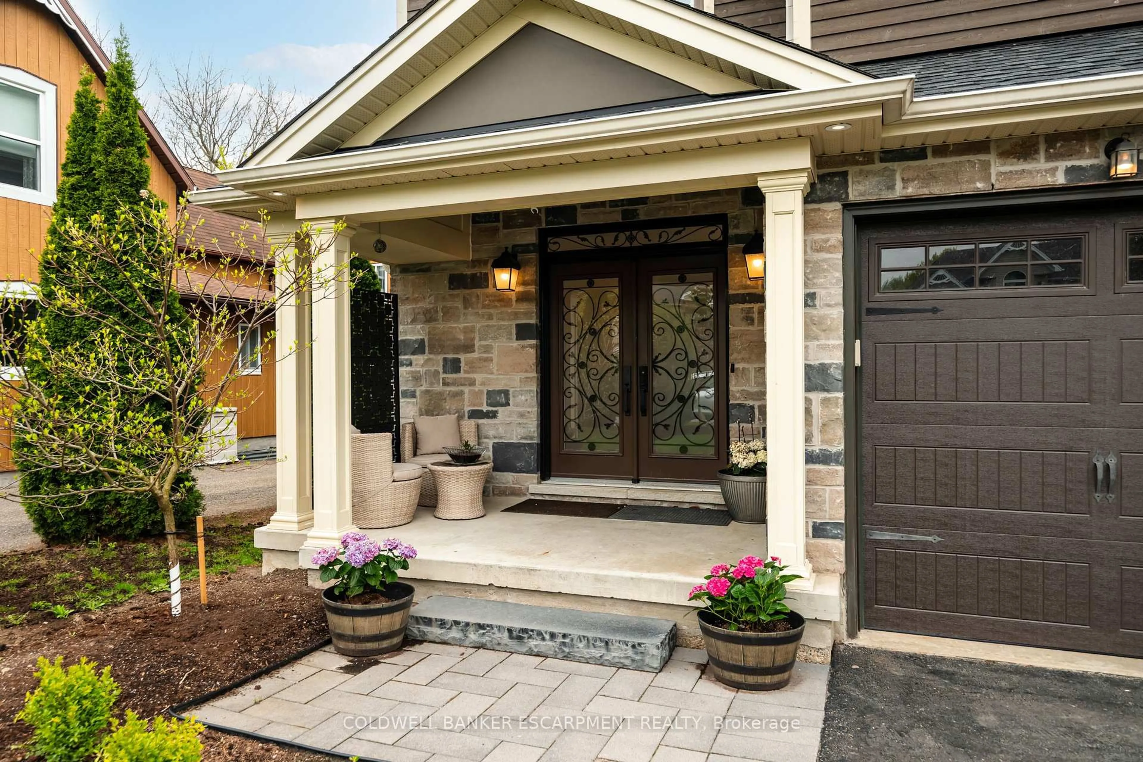 Indoor entryway for 17 Ontario St, Halton Hills Ontario L7G 3K5