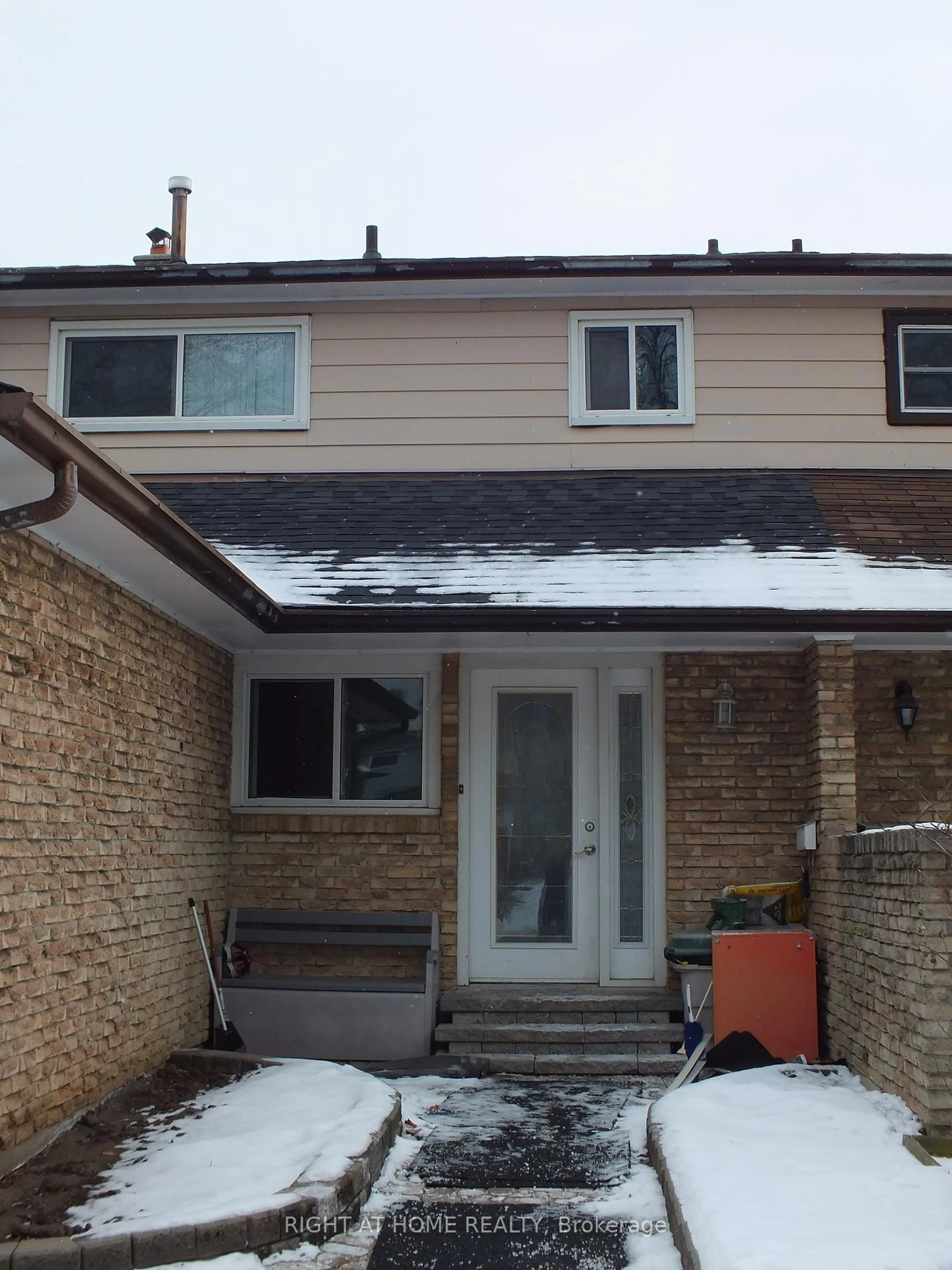 Home with vinyl exterior material, street for 522 Cavell Dr, Mississauga Ontario L5B 2N9