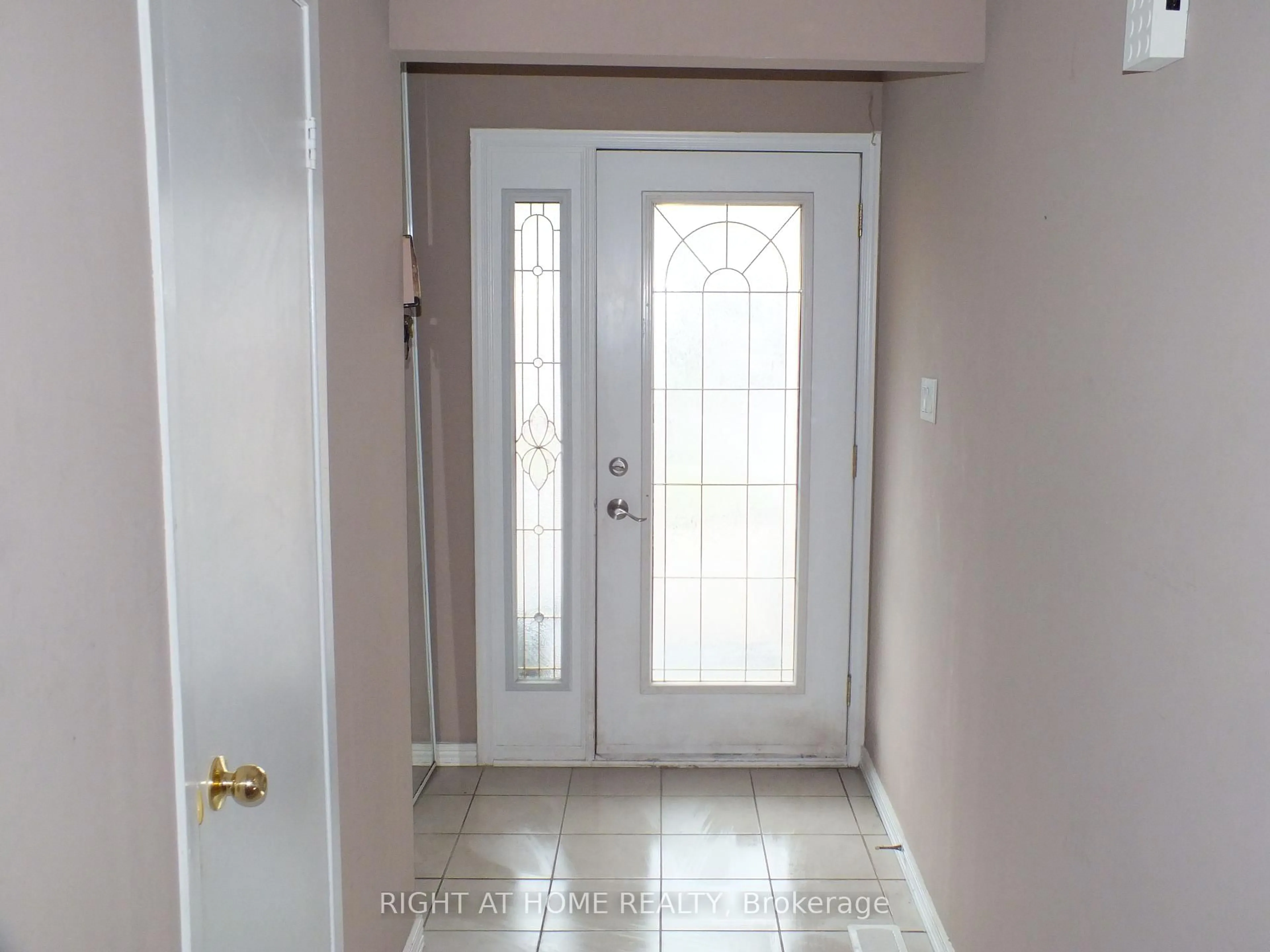 Indoor entryway for 522 Cavell Dr, Mississauga Ontario L5B 2N9