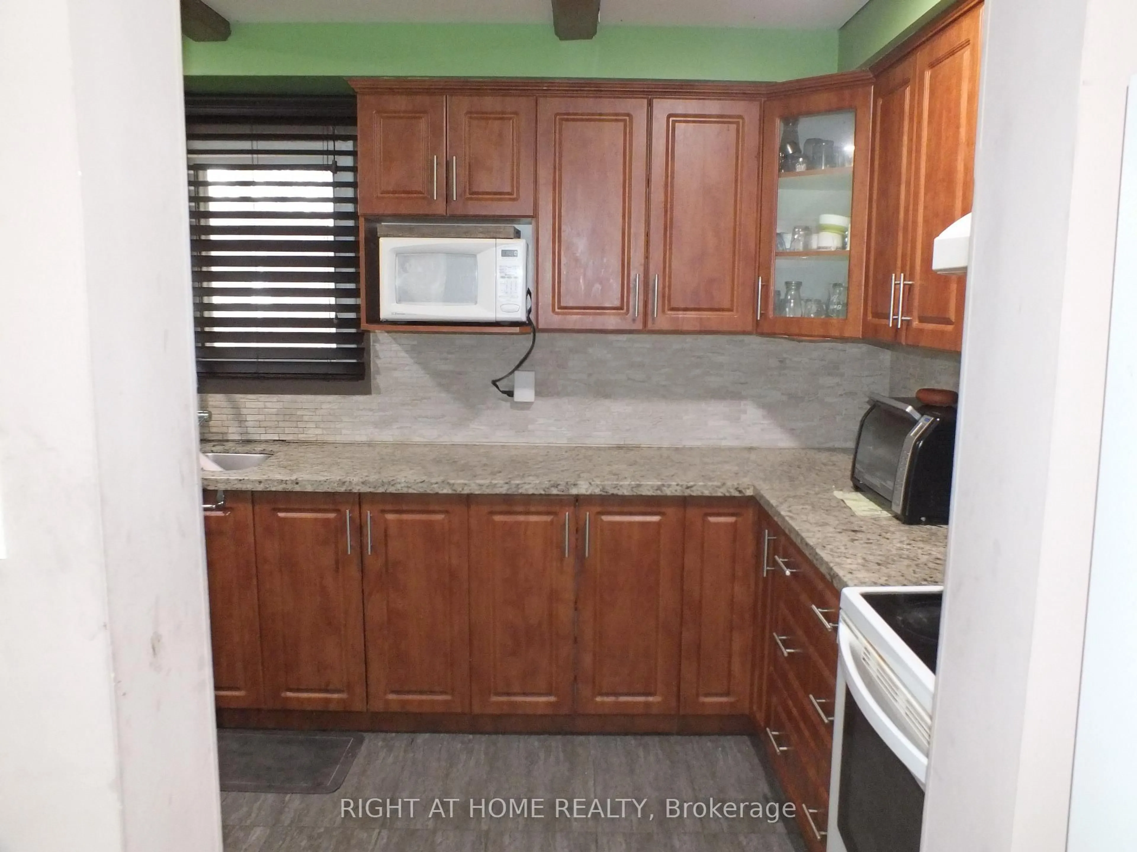 Standard kitchen, unknown for 522 Cavell Dr, Mississauga Ontario L5B 2N9