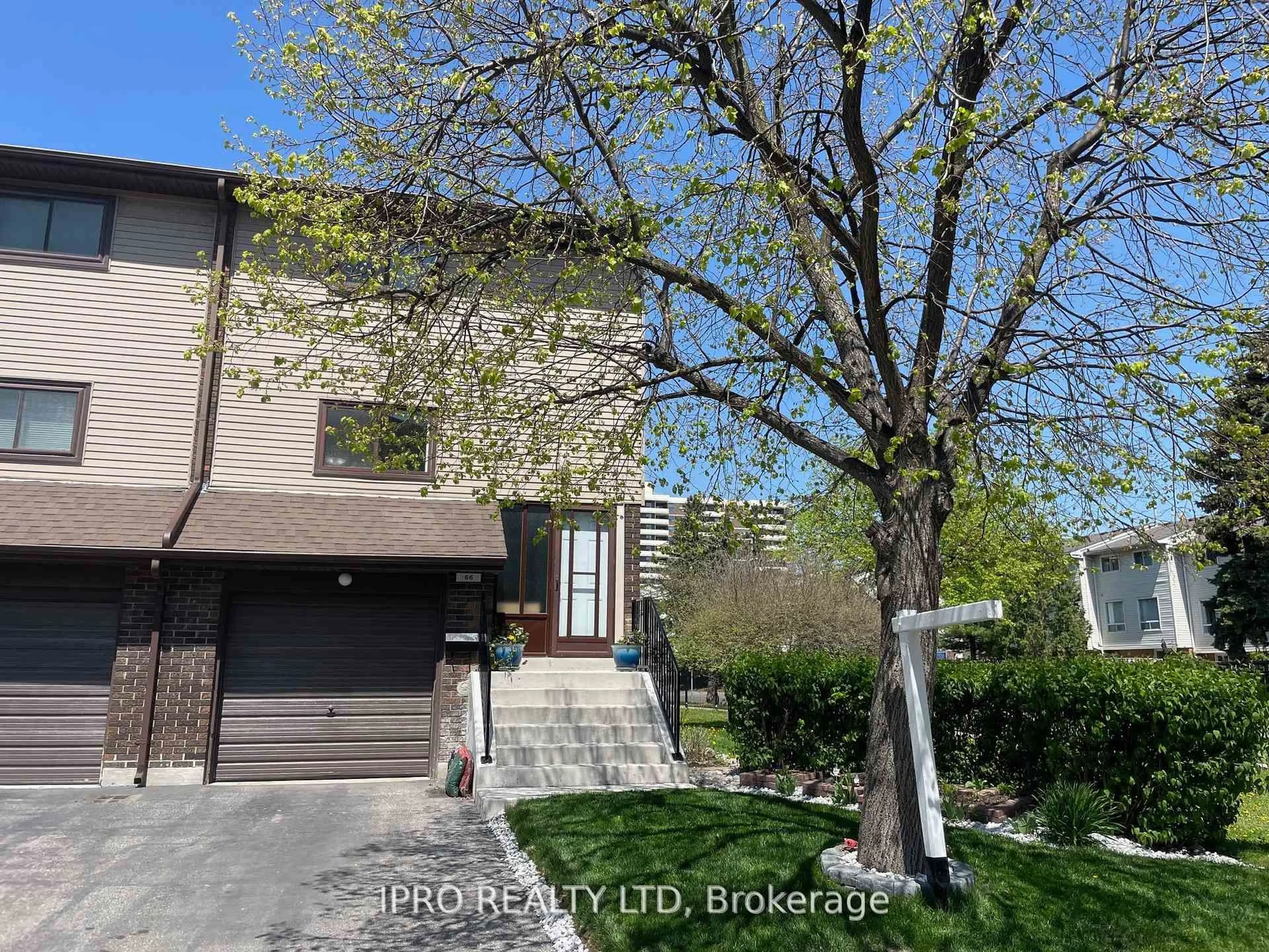 A pic from outside/outdoor area/front of a property/back of a property/a pic from drone, street for 66 Carleton Pl #66, Brampton Ontario L6T 3Z4