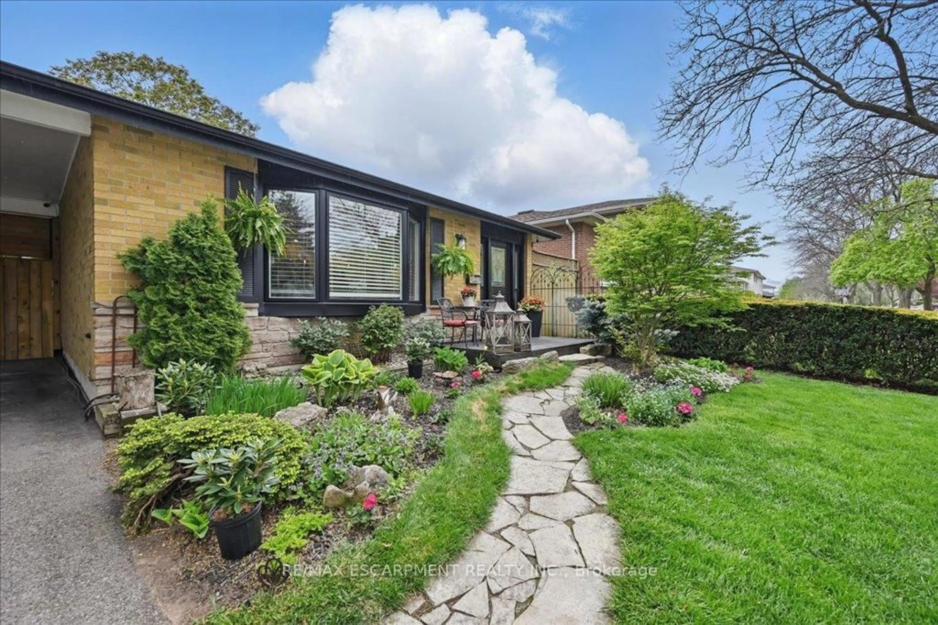 Patio, street for 747 MULLIN Way, Burlington Ontario L7L 4J8