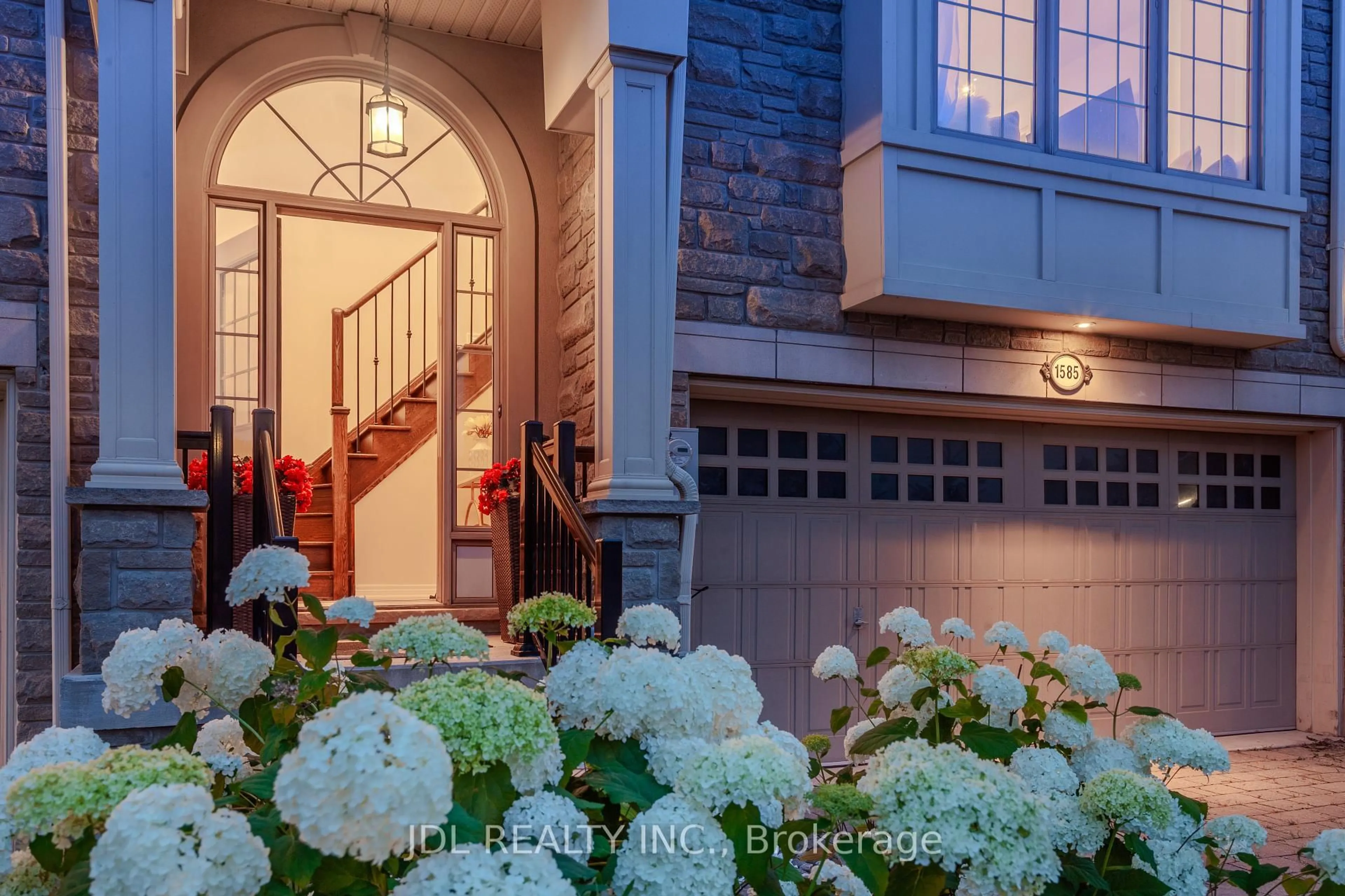 Indoor entryway for 1585 Eglinton Ave, Mississauga Ontario L5M 7C1