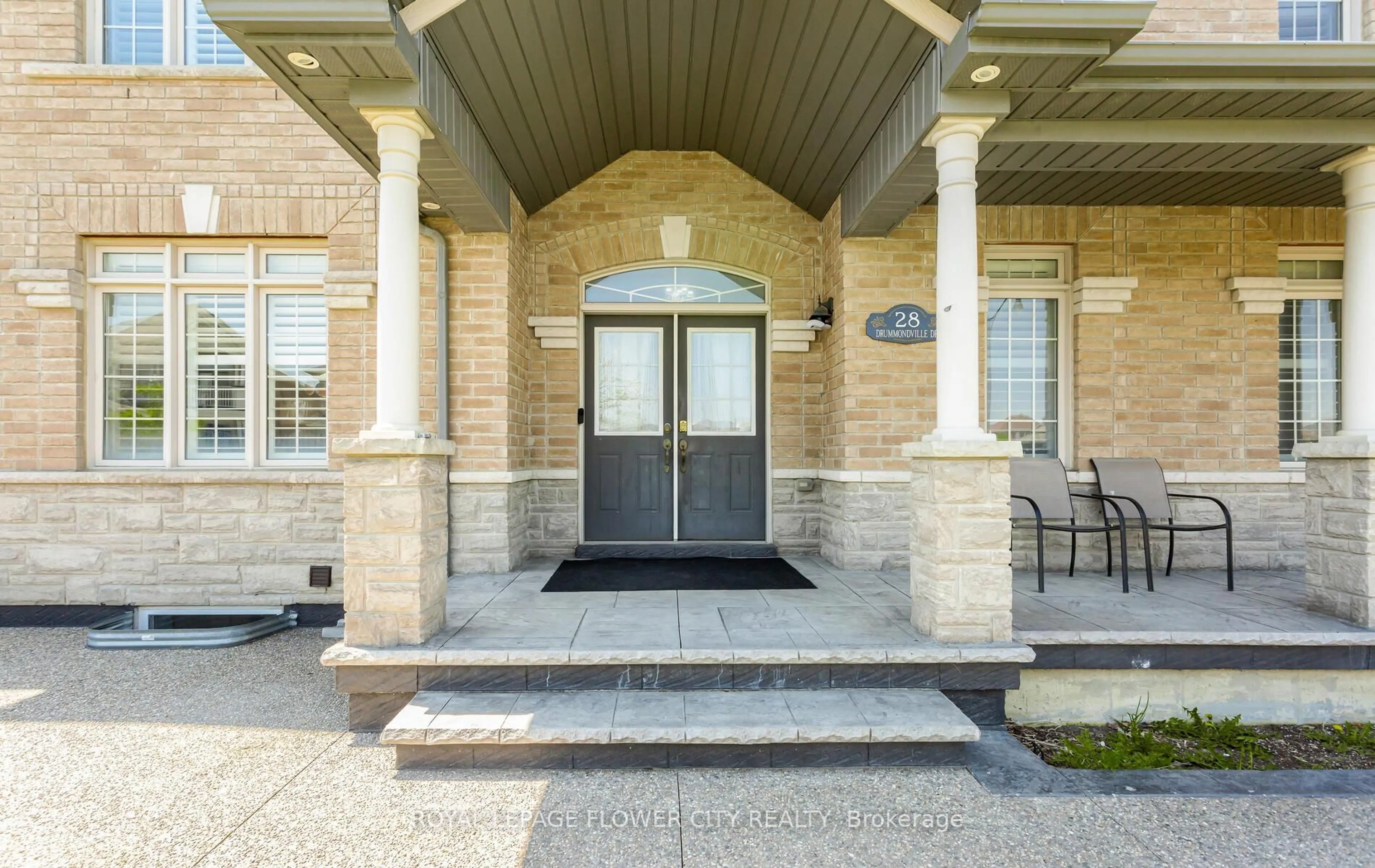 Indoor entryway for 28 DRUMMONDVILLE Dr, Brampton Ontario L6P 3M9