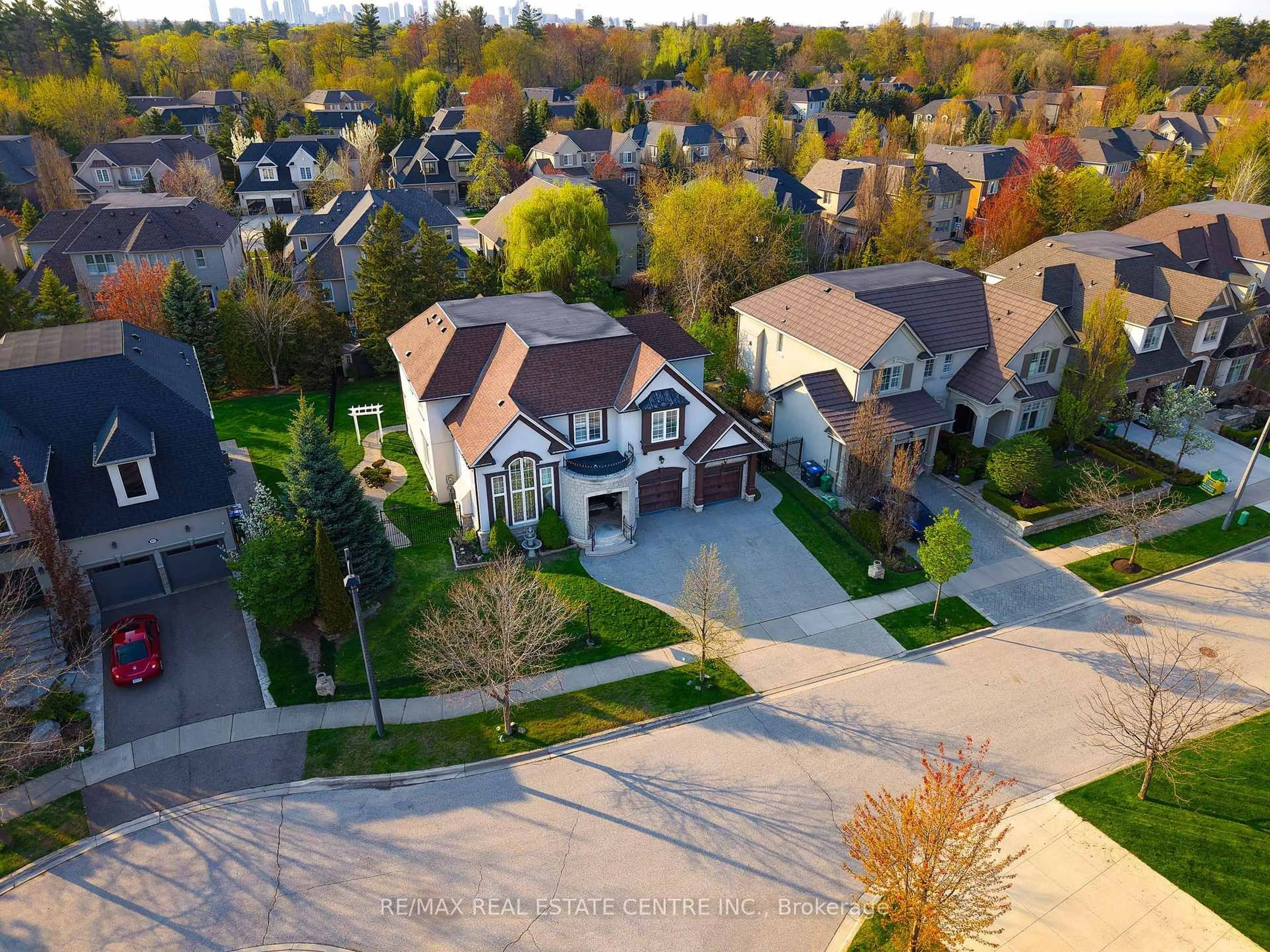 A pic from outside/outdoor area/front of a property/back of a property/a pic from drone, street for 645 Cranleigh Crt, Mississauga Ontario L5H 4L4