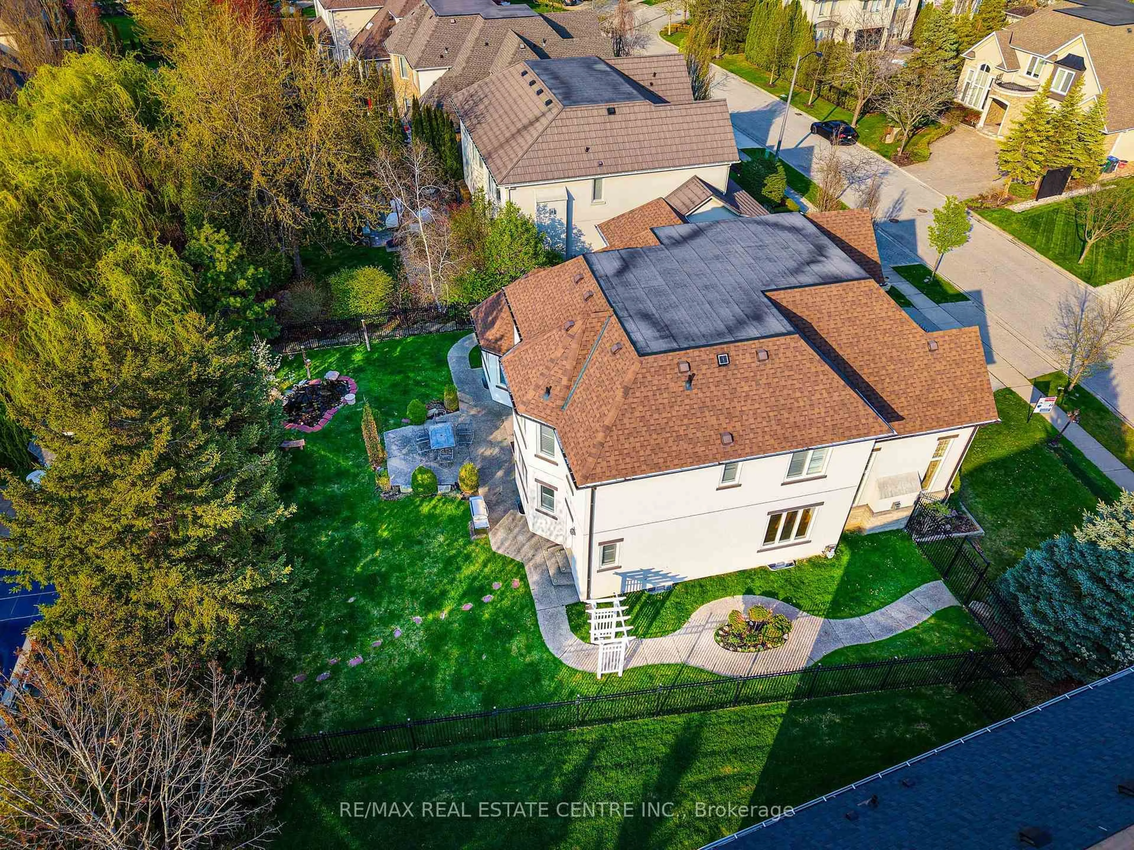 A pic from outside/outdoor area/front of a property/back of a property/a pic from drone, street for 645 Cranleigh Crt, Mississauga Ontario L5H 4L4