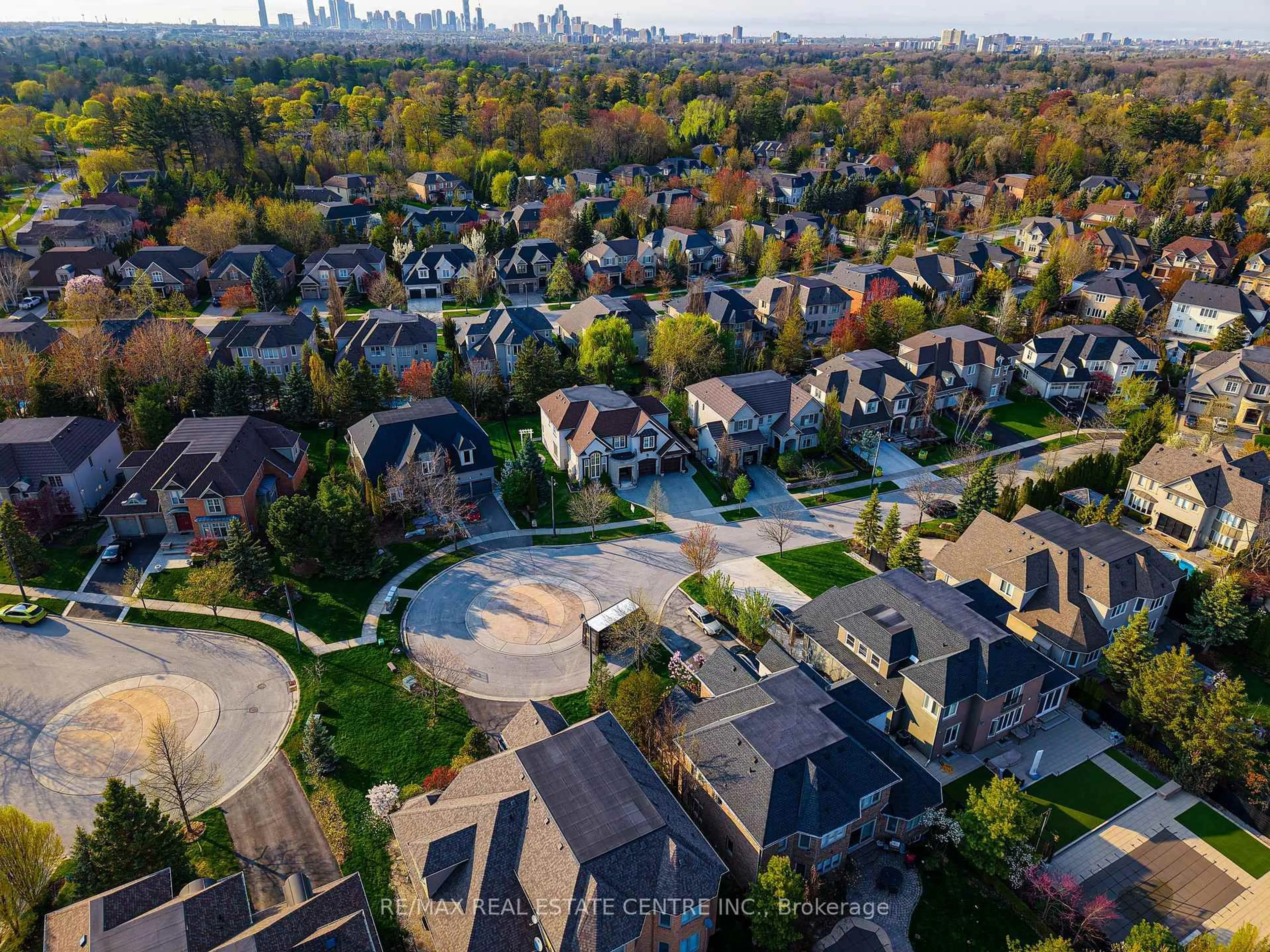 A pic from outside/outdoor area/front of a property/back of a property/a pic from drone, street for 645 Cranleigh Crt, Mississauga Ontario L5H 4L4