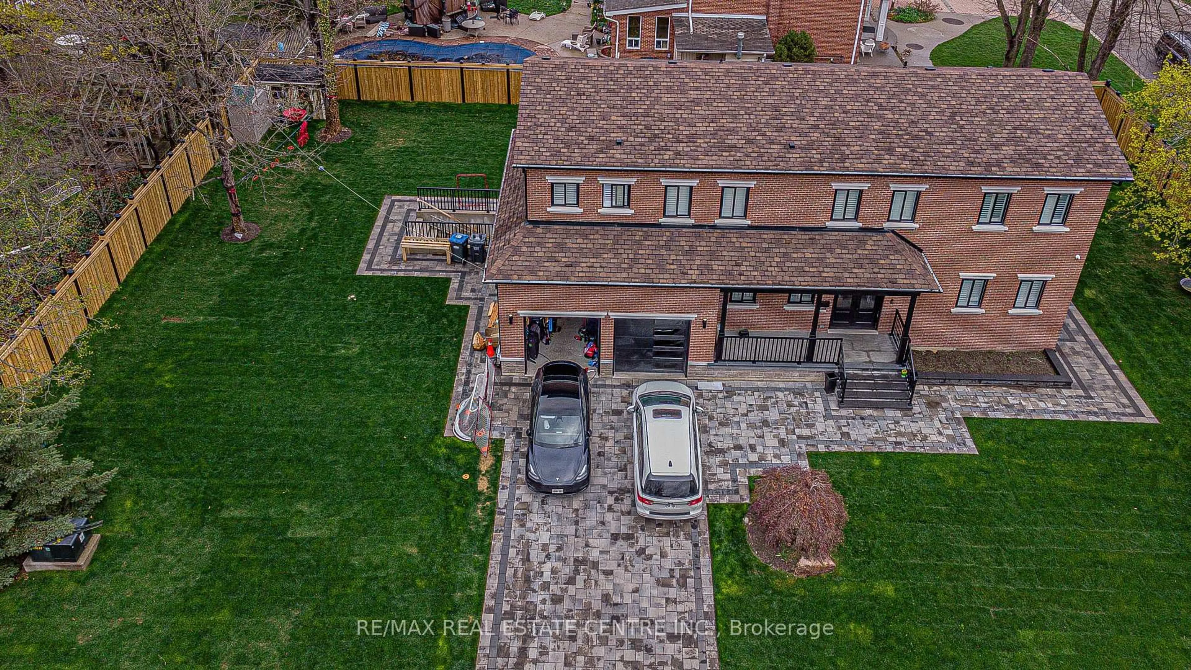 A pic from outside/outdoor area/front of a property/back of a property/a pic from drone, street for 1 Hawthorn Cres, Brampton Ontario L6S 1A9