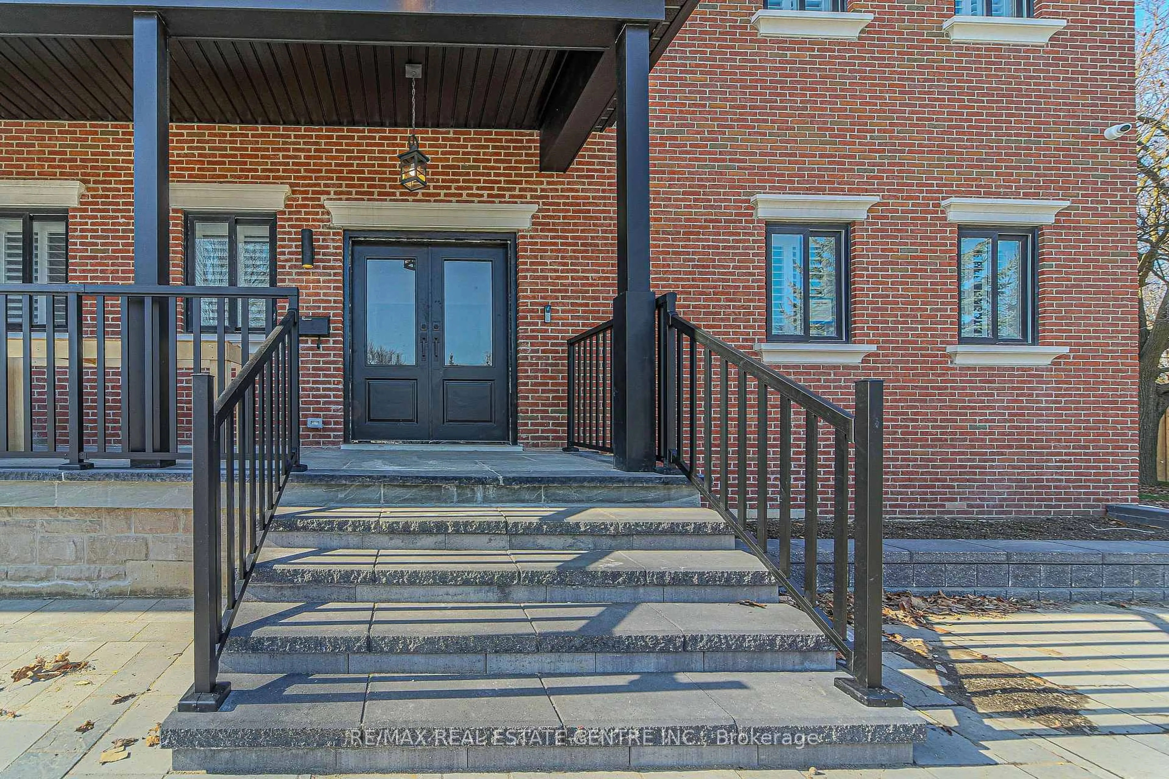 Unknown for 1 Hawthorn Cres, Brampton Ontario L6S 1A9