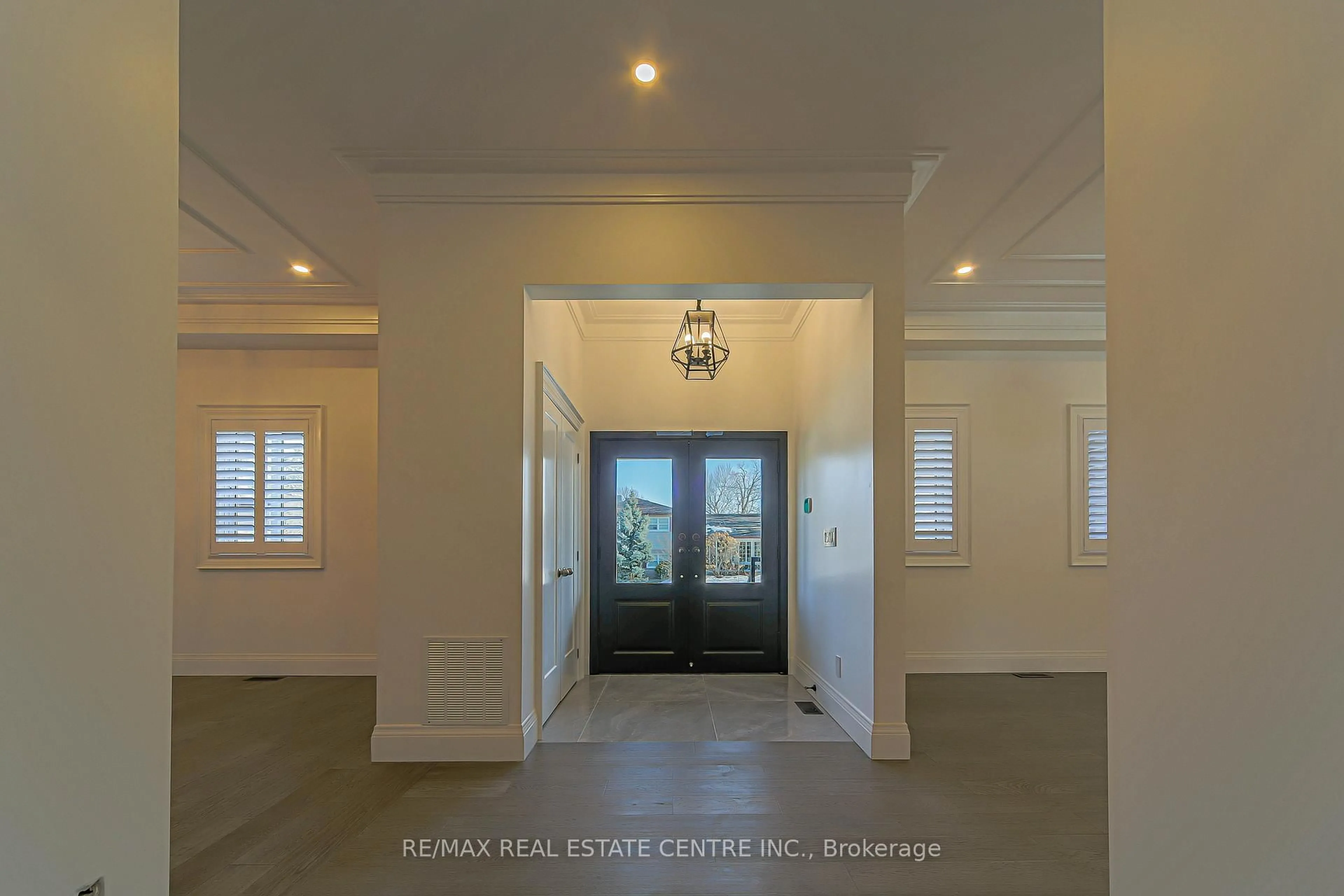 Indoor entryway for 1 Hawthorn Cres, Brampton Ontario L6S 1A9