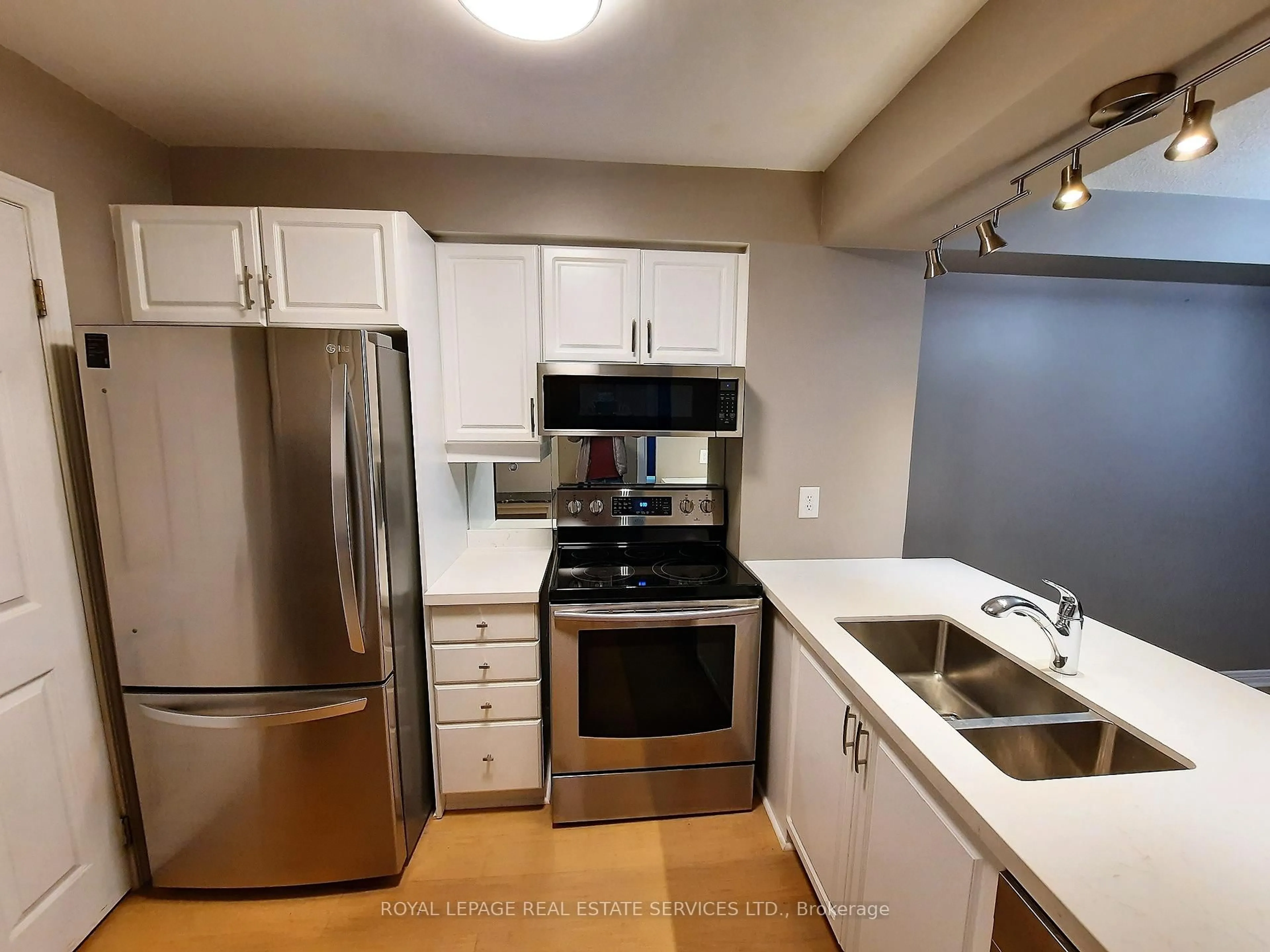 Standard kitchen, unknown for 1 Aberfoyle Cres #907, Toronto Ontario M8X 2X8