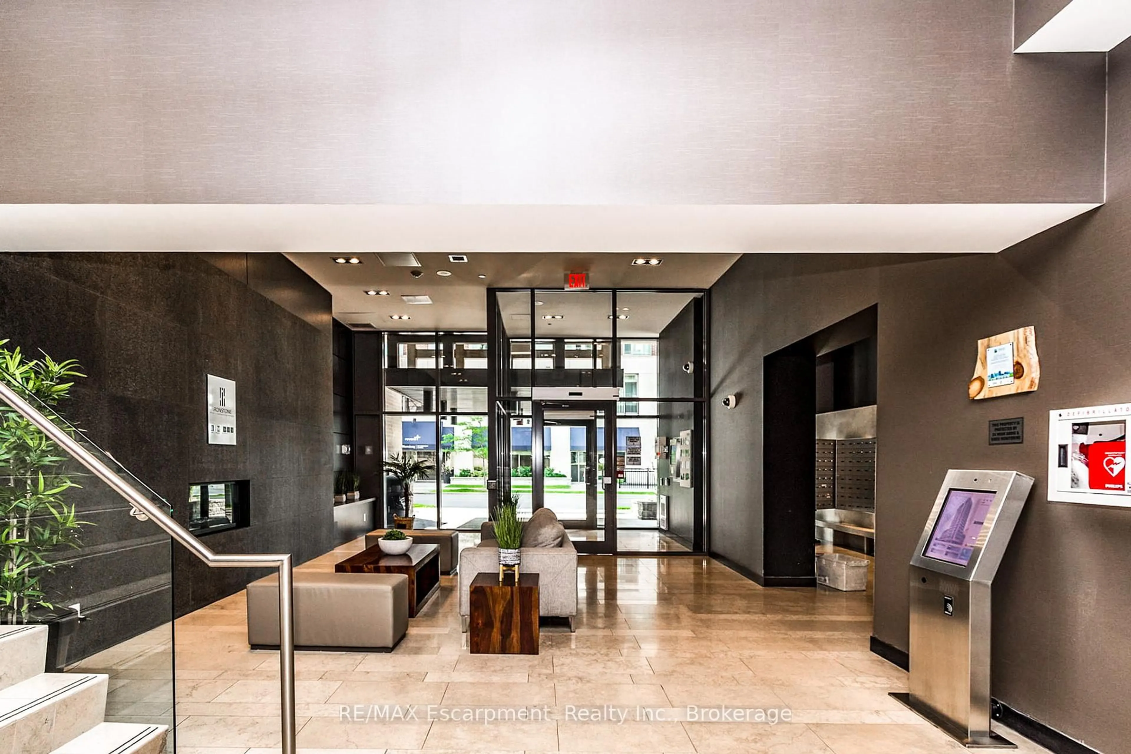 Lobby for 1940 Ironstone Dr #1606, Burlington Ontario L7L 0E4