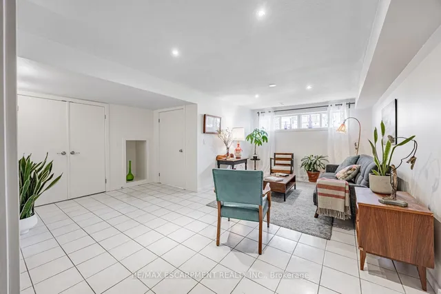 Additional property image - 35 Woodenhill Crt