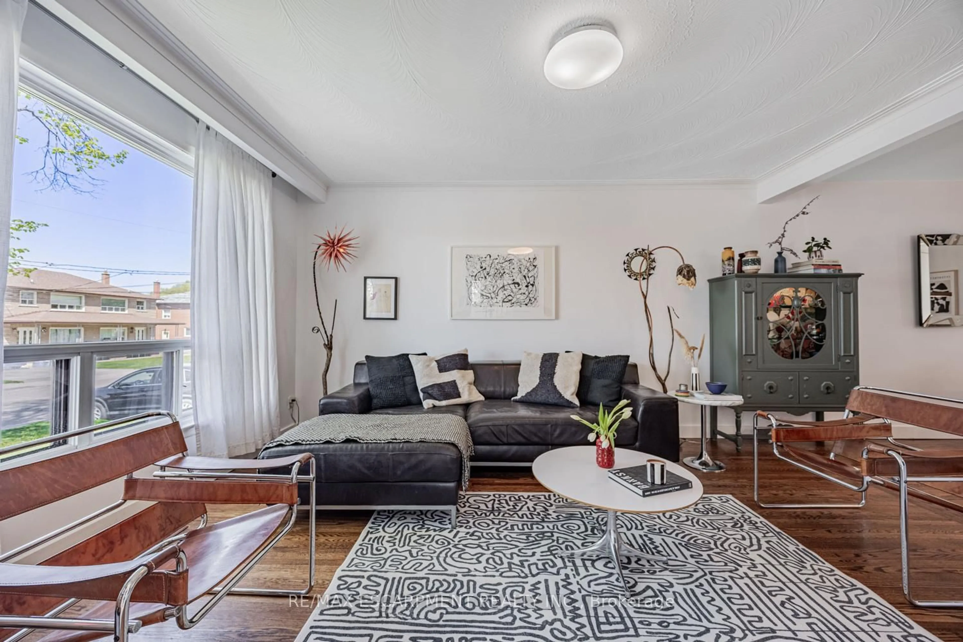Living room with furniture, unknown for 35 Woodenhill Crt, Toronto Ontario M6M 1K6