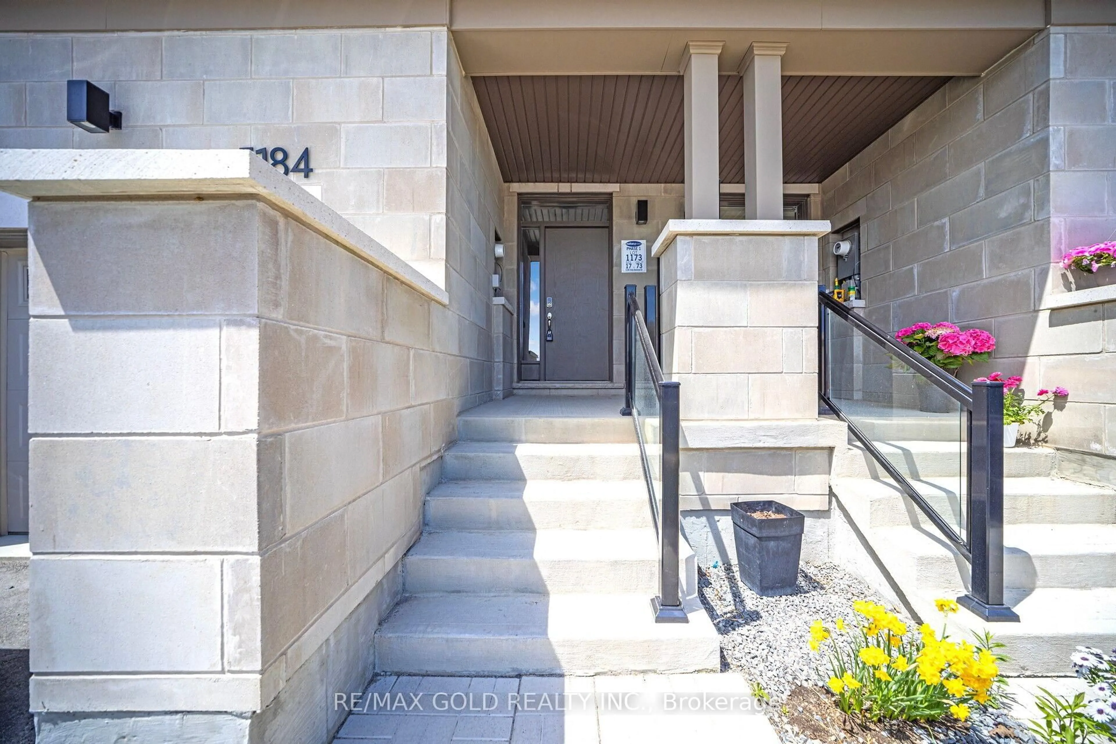 Indoor entryway for 5184 Viola Desmond Dr, Mississauga Ontario L5M 0R5