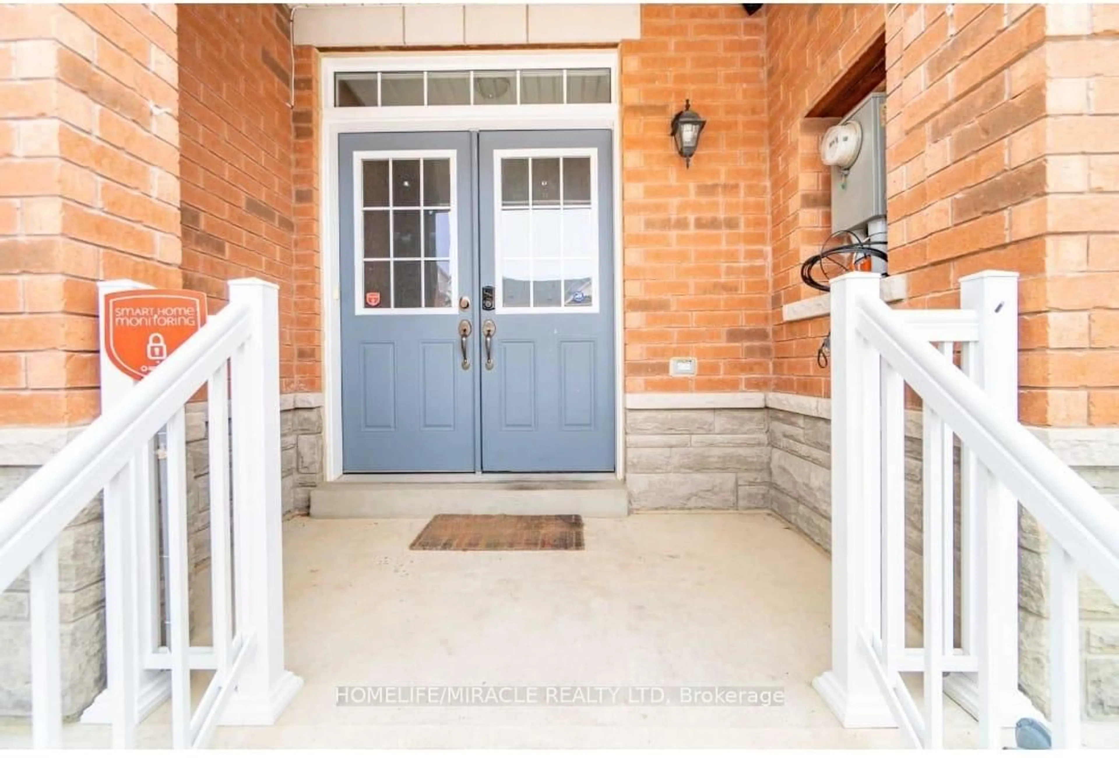 Indoor entryway for 11 Lorenzo Circ, Brampton Ontario L6R 0Z9