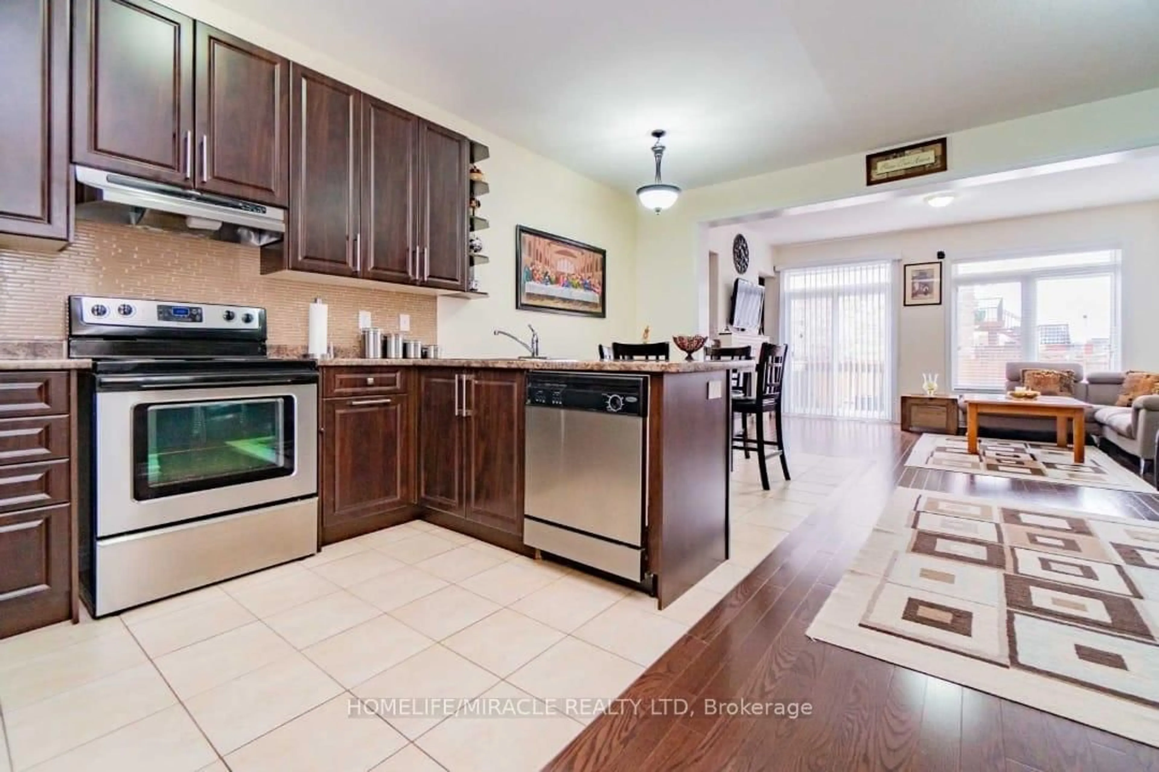 Open concept kitchen, ceramic/tile floor for 11 Lorenzo Circ, Brampton Ontario L6R 0Z9