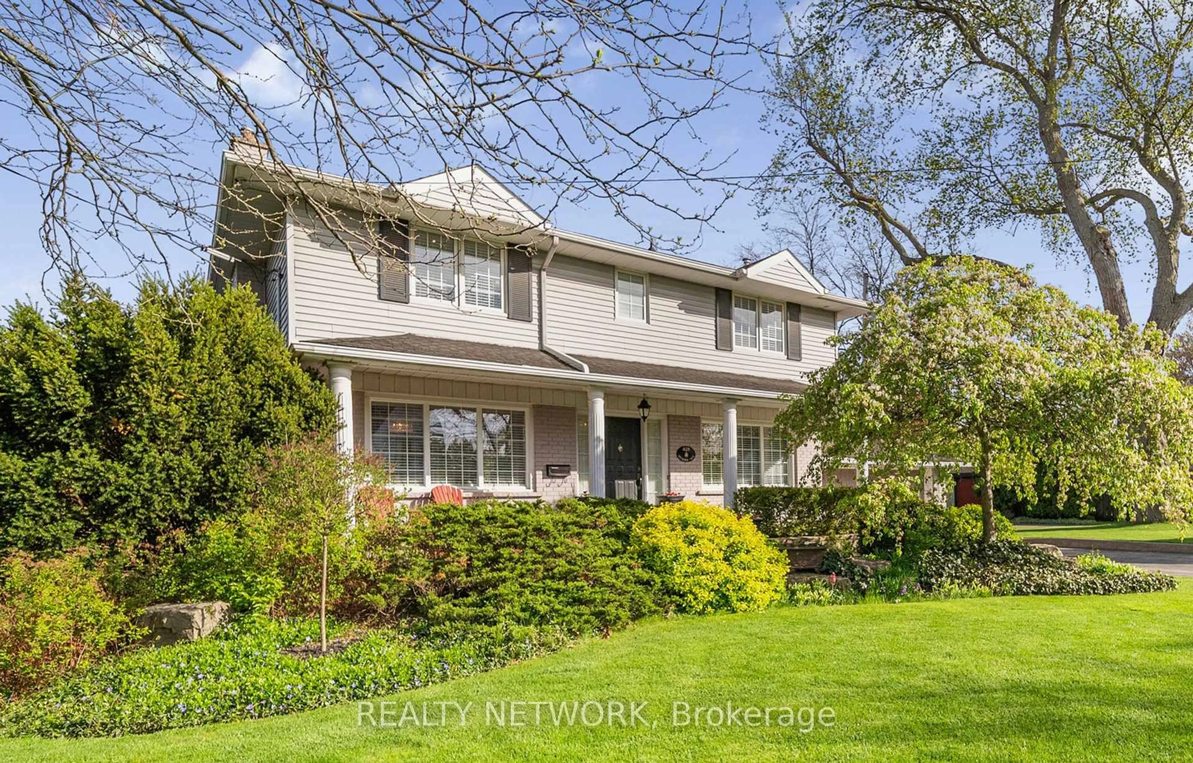 A pic from outside/outdoor area/front of a property/back of a property/a pic from drone, street for 428 Hendrie Ave, Burlington Ontario L7T 1E2