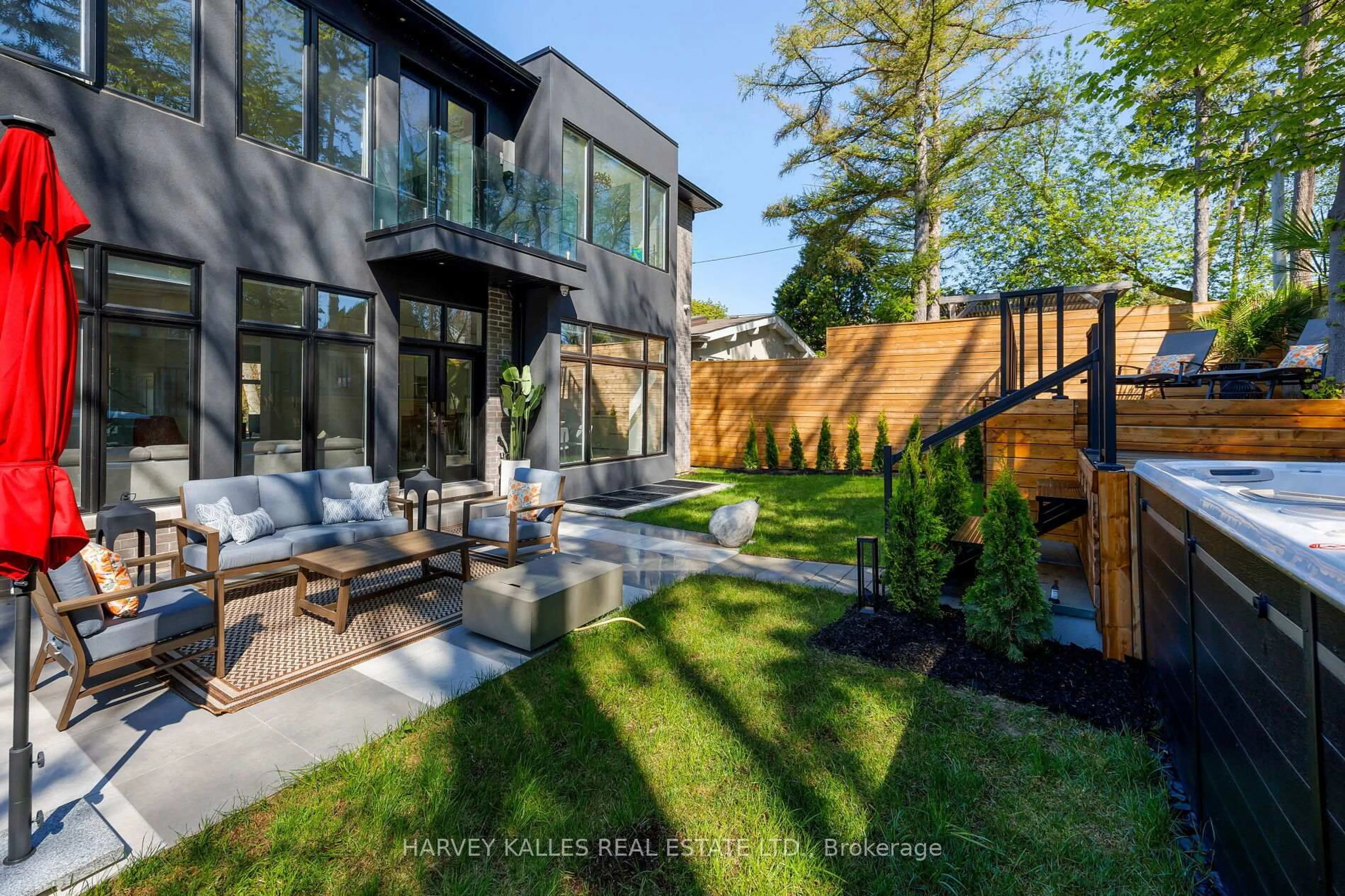Patio, unknown for 837 ROYAL YORK Rd, Toronto Ontario M9Y 2V1