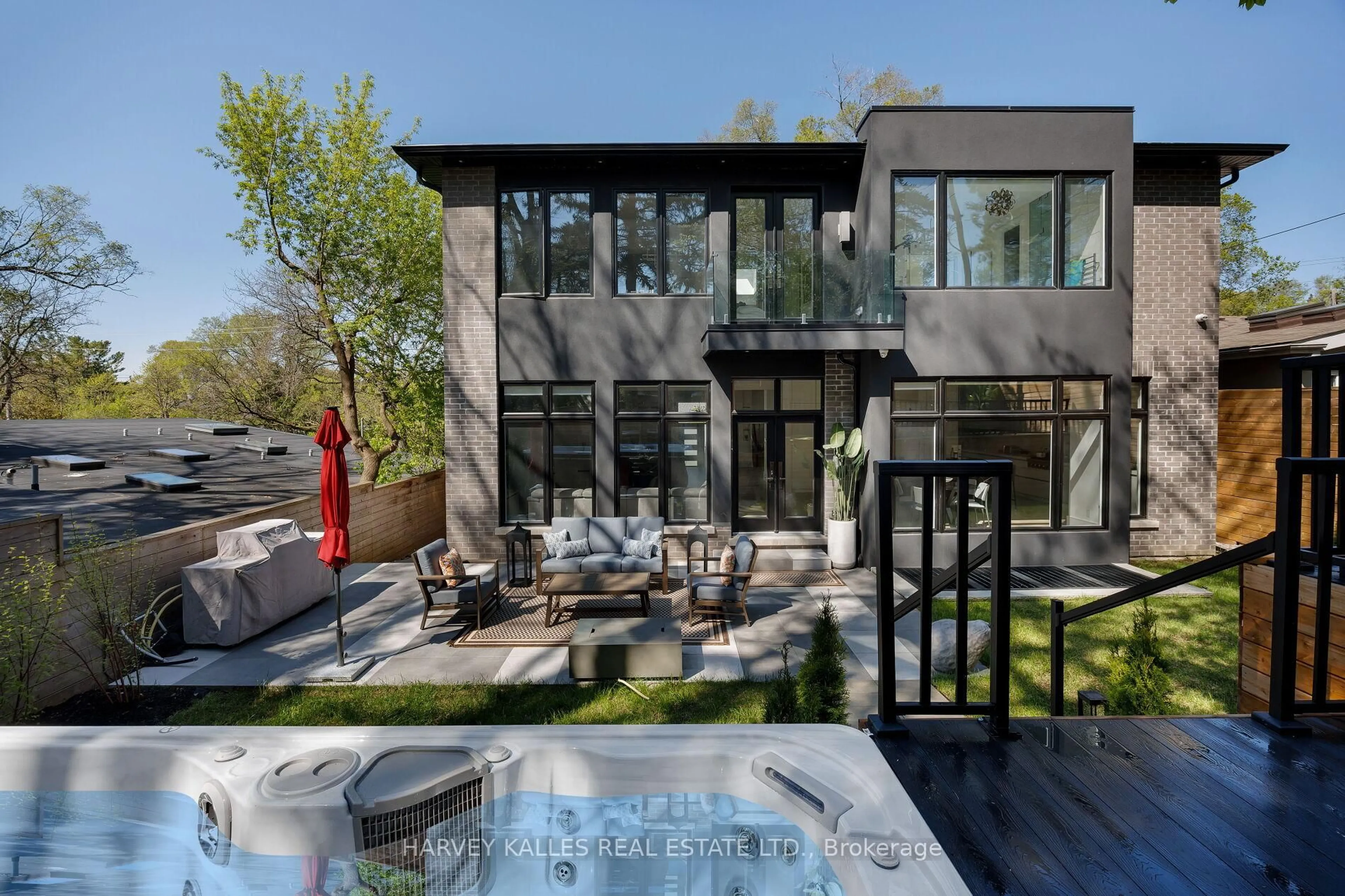 Patio, unknown for 837 ROYAL YORK Rd, Toronto Ontario M9Y 2V1