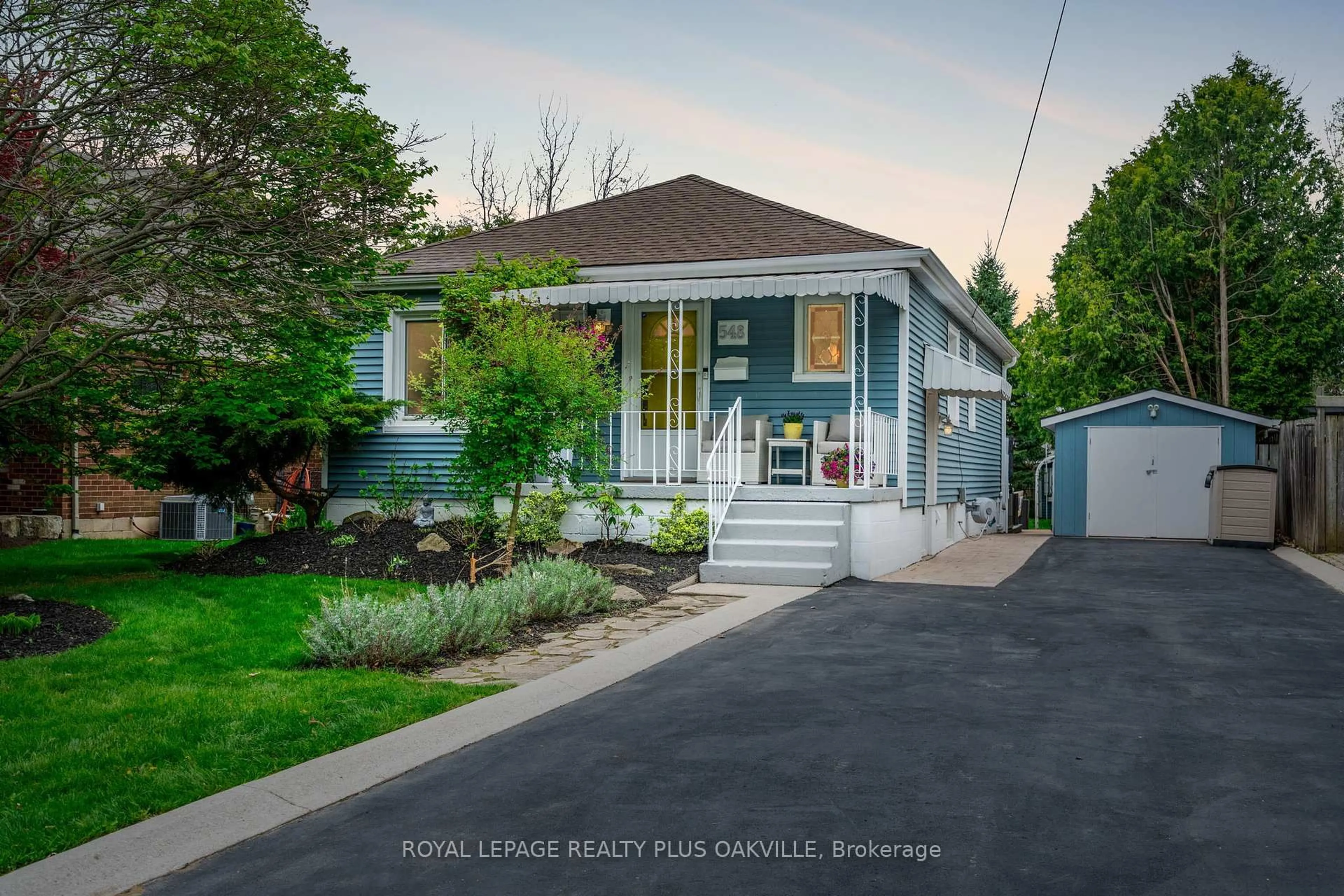 Home with vinyl exterior material, street for 548 Regina Dr, Burlington Ontario L7S 1L6