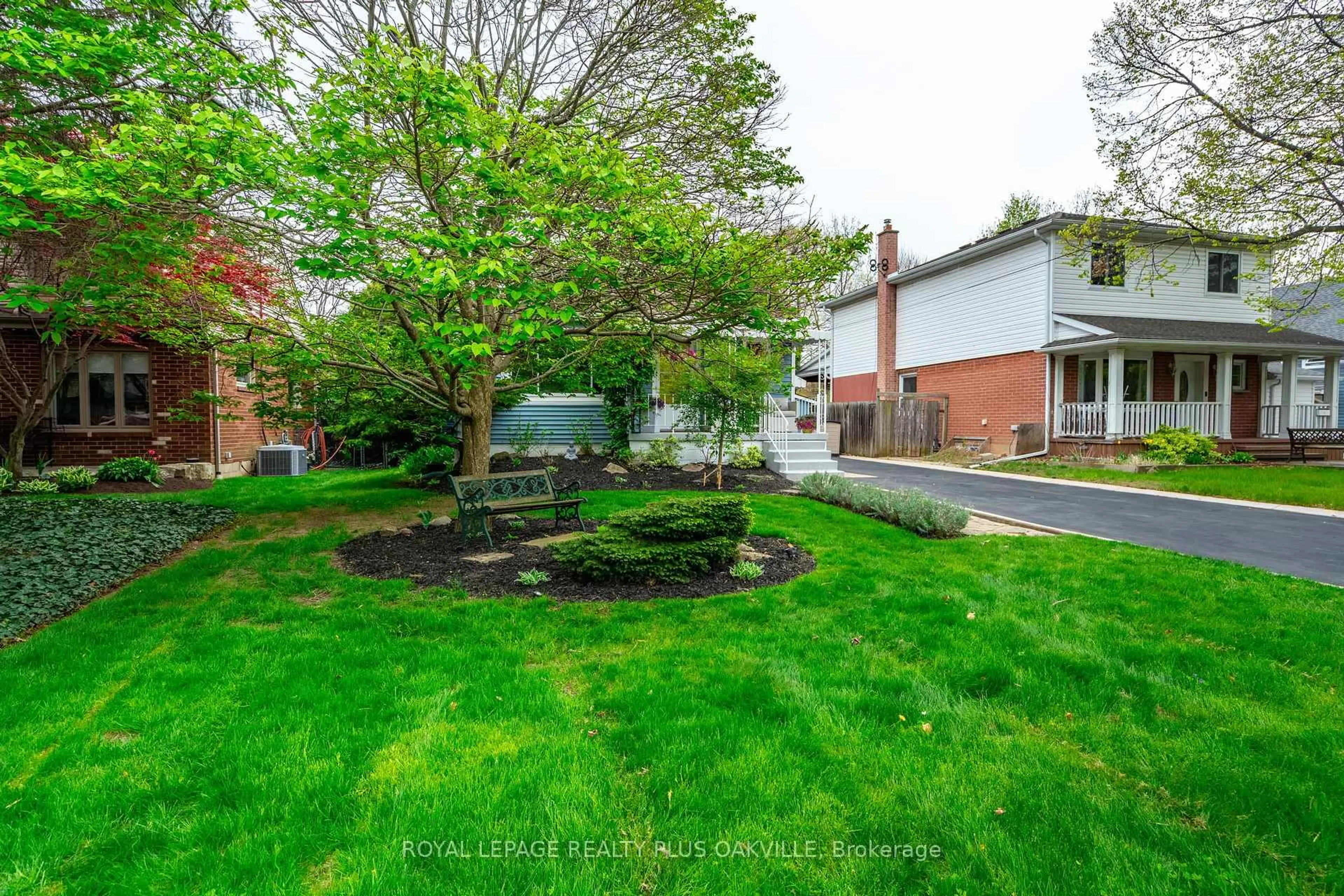 A pic from outside/outdoor area/front of a property/back of a property/a pic from drone, street for 548 Regina Dr, Burlington Ontario L7S 1L6