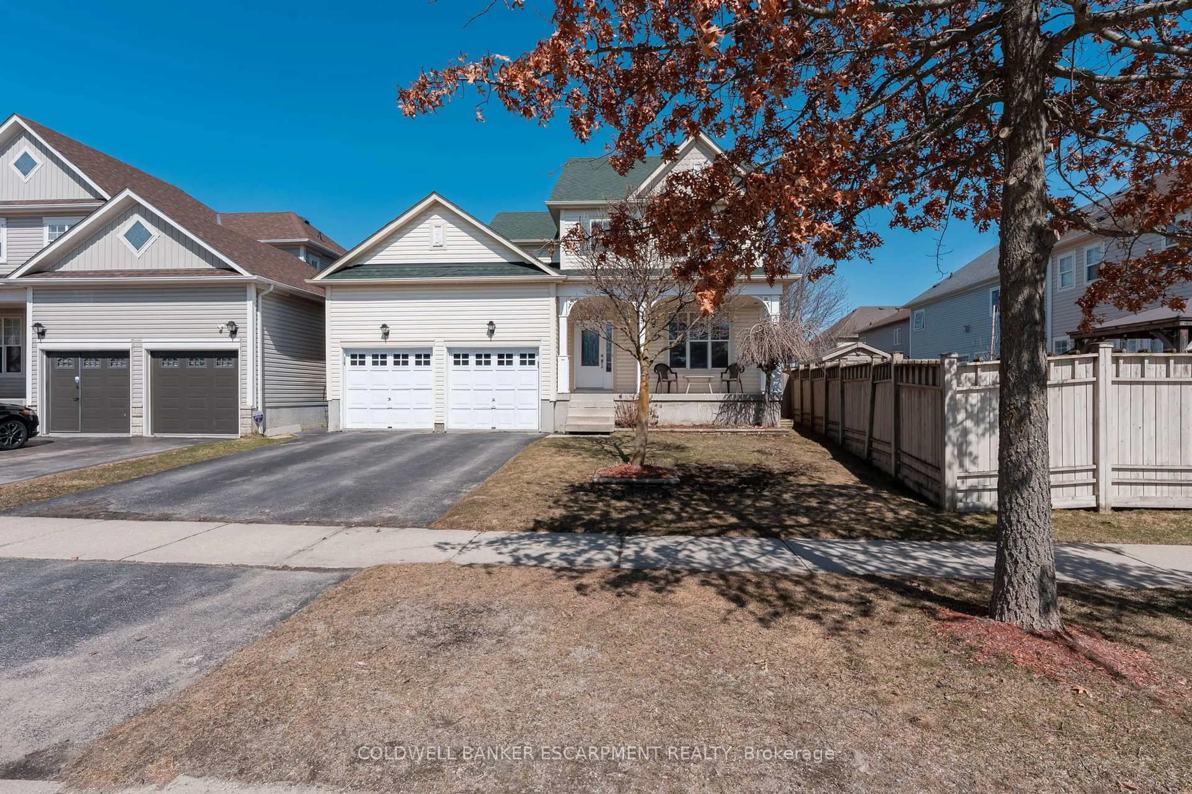 A pic from outside/outdoor area/front of a property/back of a property/a pic from drone, street for 39 Hurst St, Halton Hills Ontario L7J 2Z8