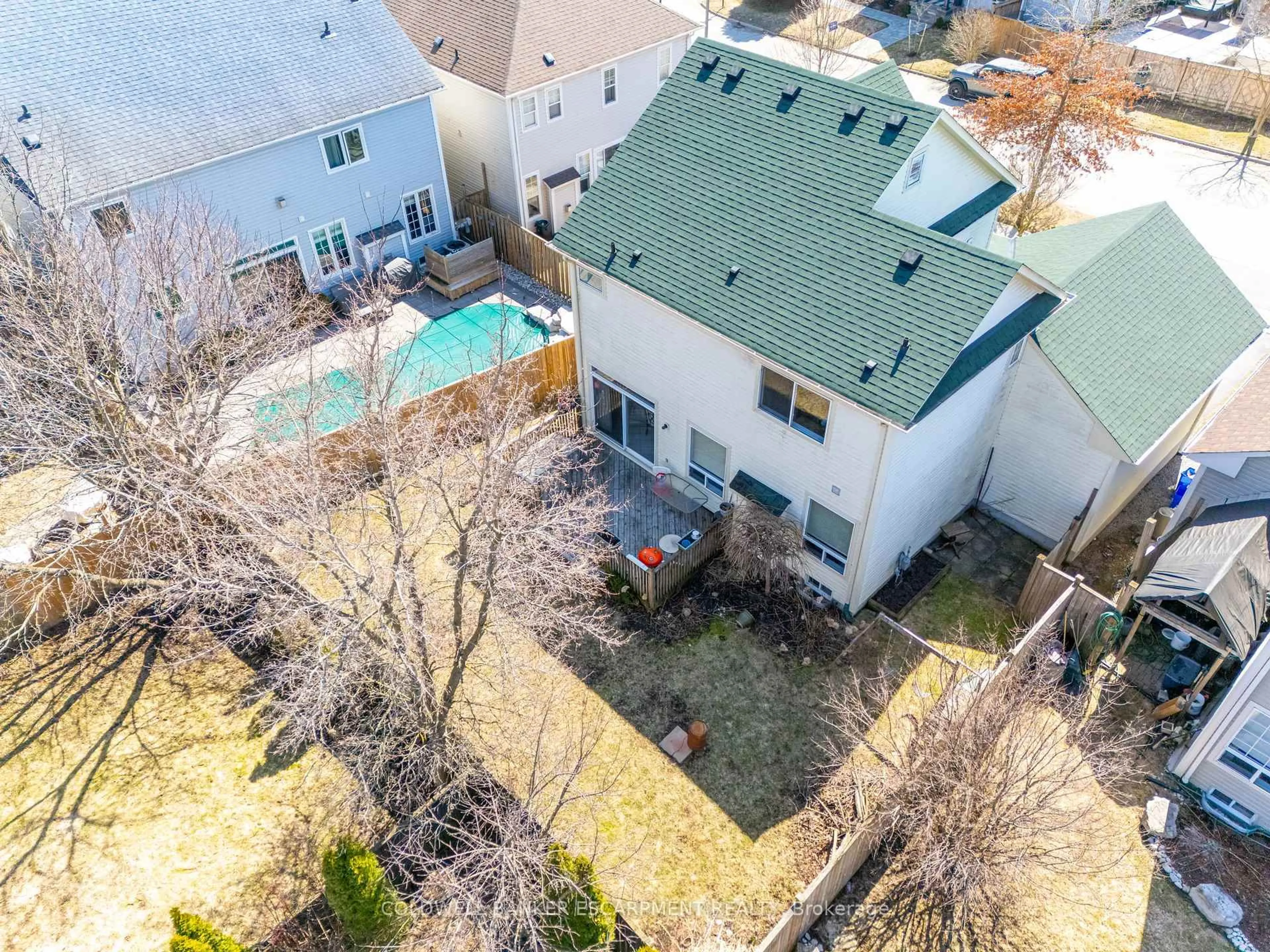 A pic from outside/outdoor area/front of a property/back of a property/a pic from drone, city buildings view from balcony for 39 Hurst St, Halton Hills Ontario L7J 2Z8