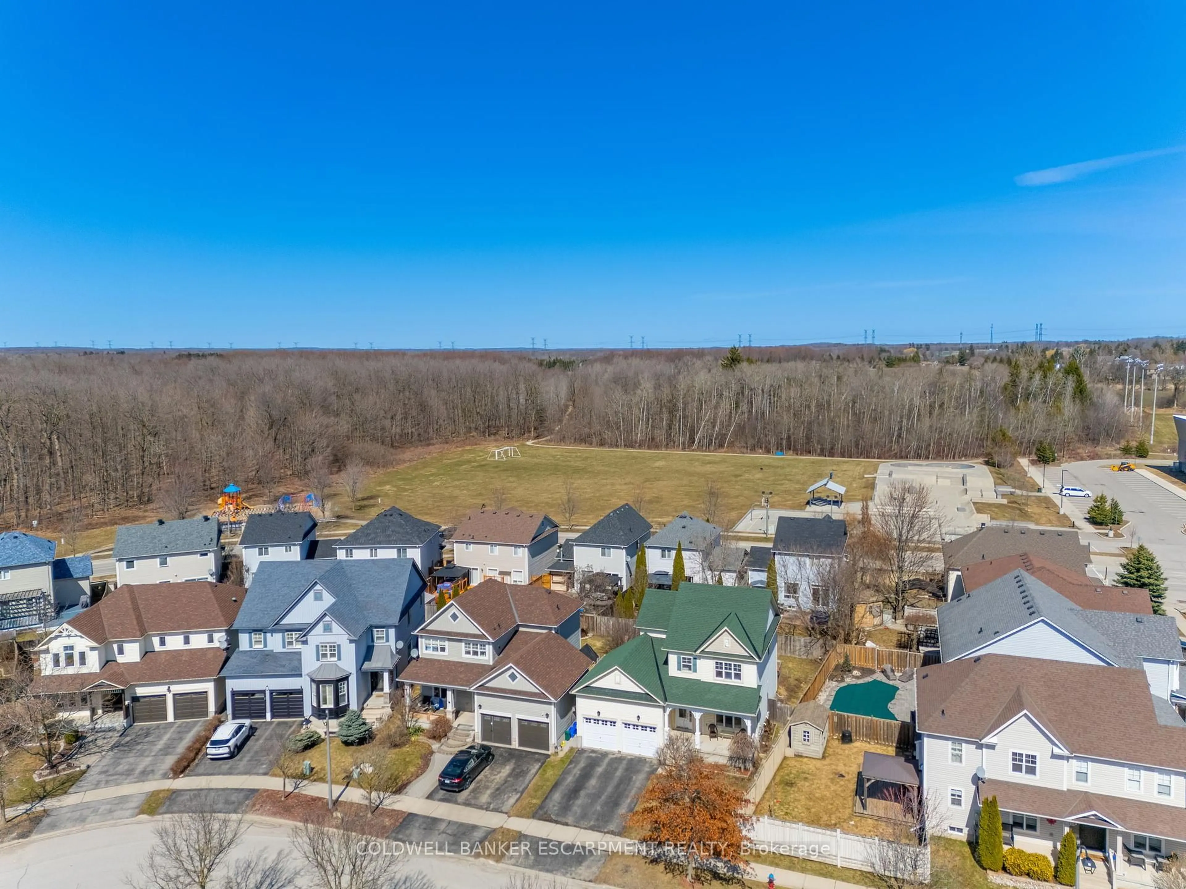 A pic from outside/outdoor area/front of a property/back of a property/a pic from drone, unknown for 39 Hurst St, Halton Hills Ontario L7J 2Z8