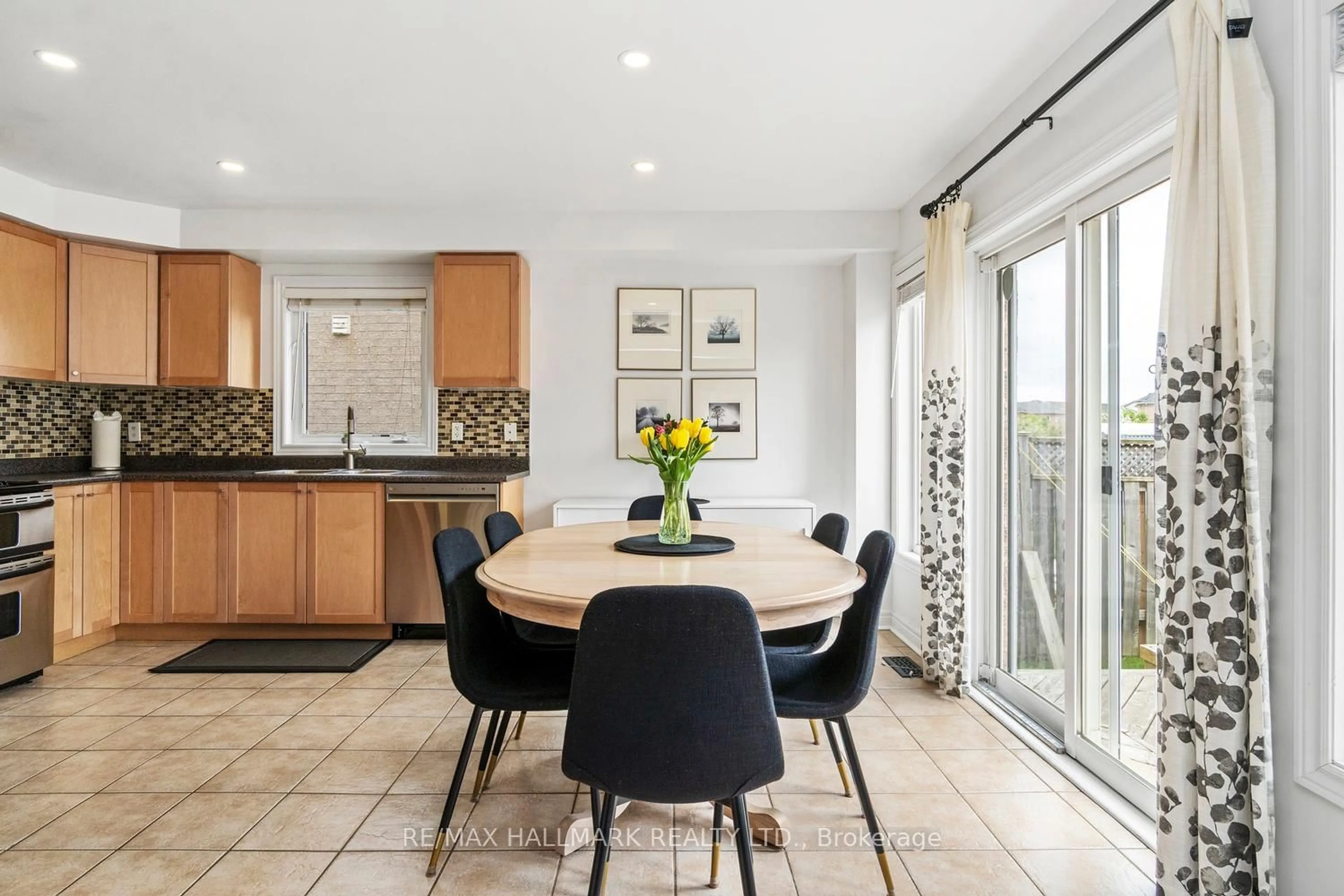 Dining room, ceramic/tile floor for 80 Sewells Lane, Brampton Ontario L7A 2Z8