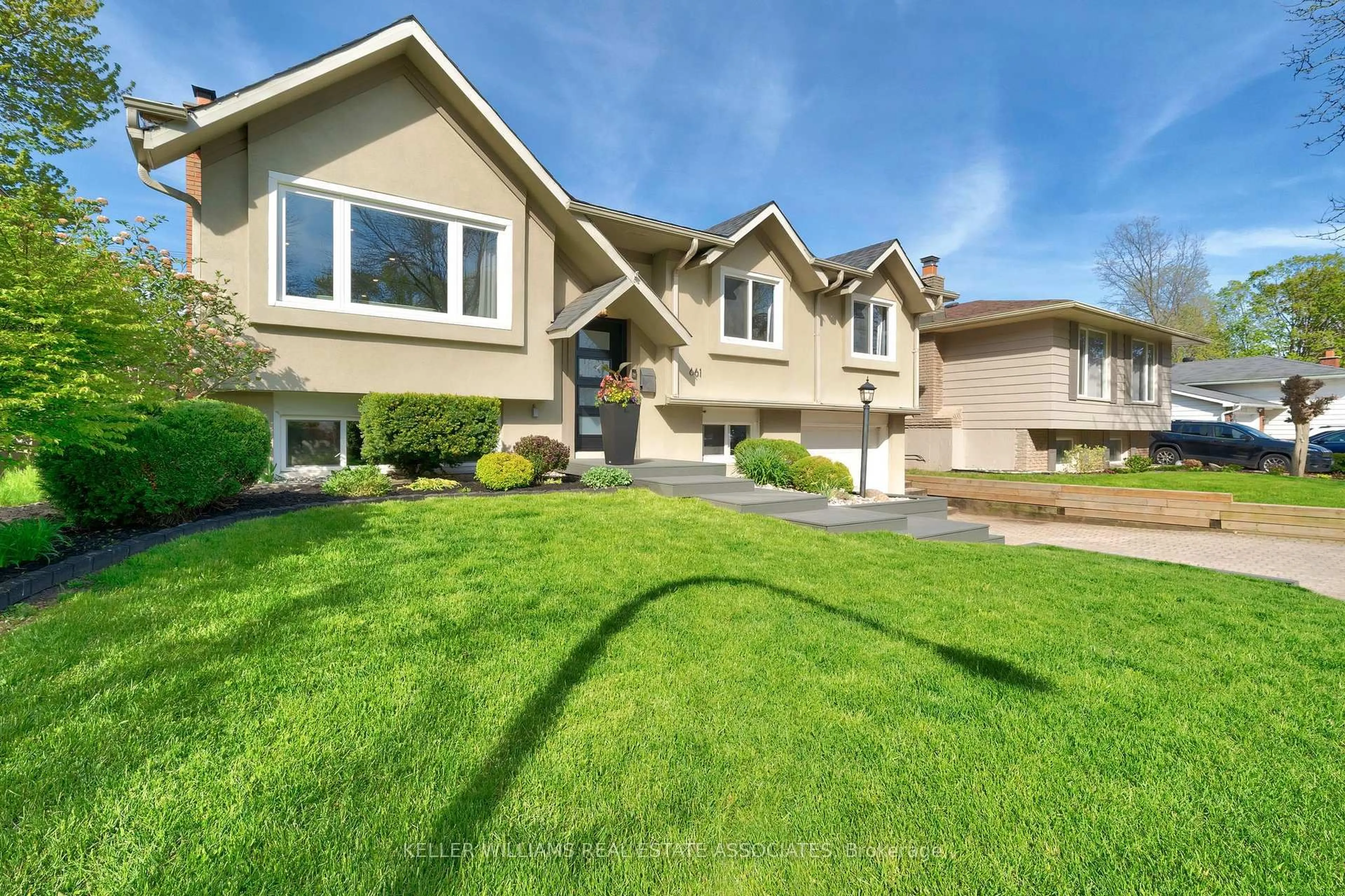Home with vinyl exterior material, street for 661 Jennifer Cres, Burlington Ontario L7N 3B2