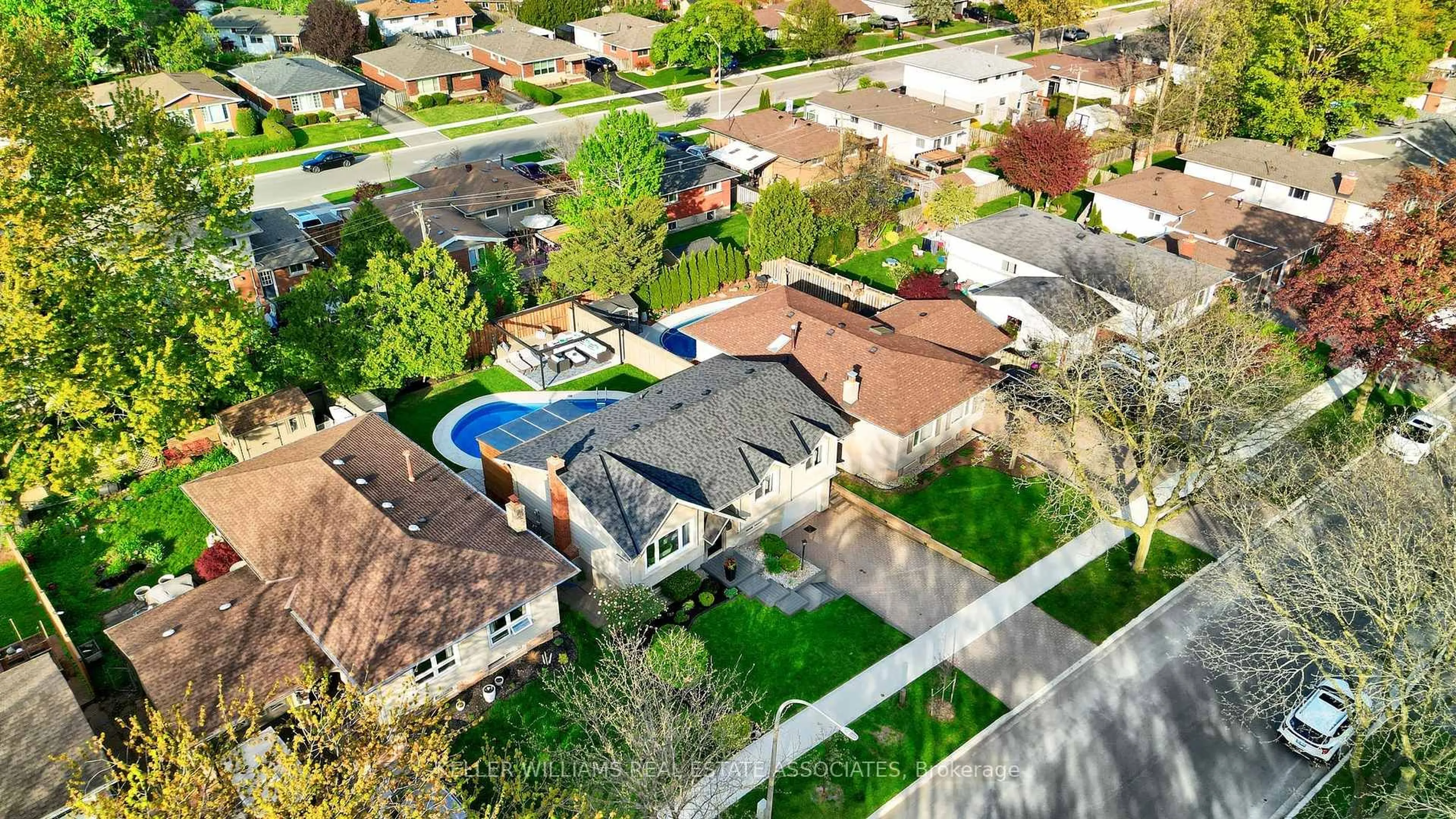 A pic from outside/outdoor area/front of a property/back of a property/a pic from drone, street for 661 Jennifer Cres, Burlington Ontario L7N 3B2