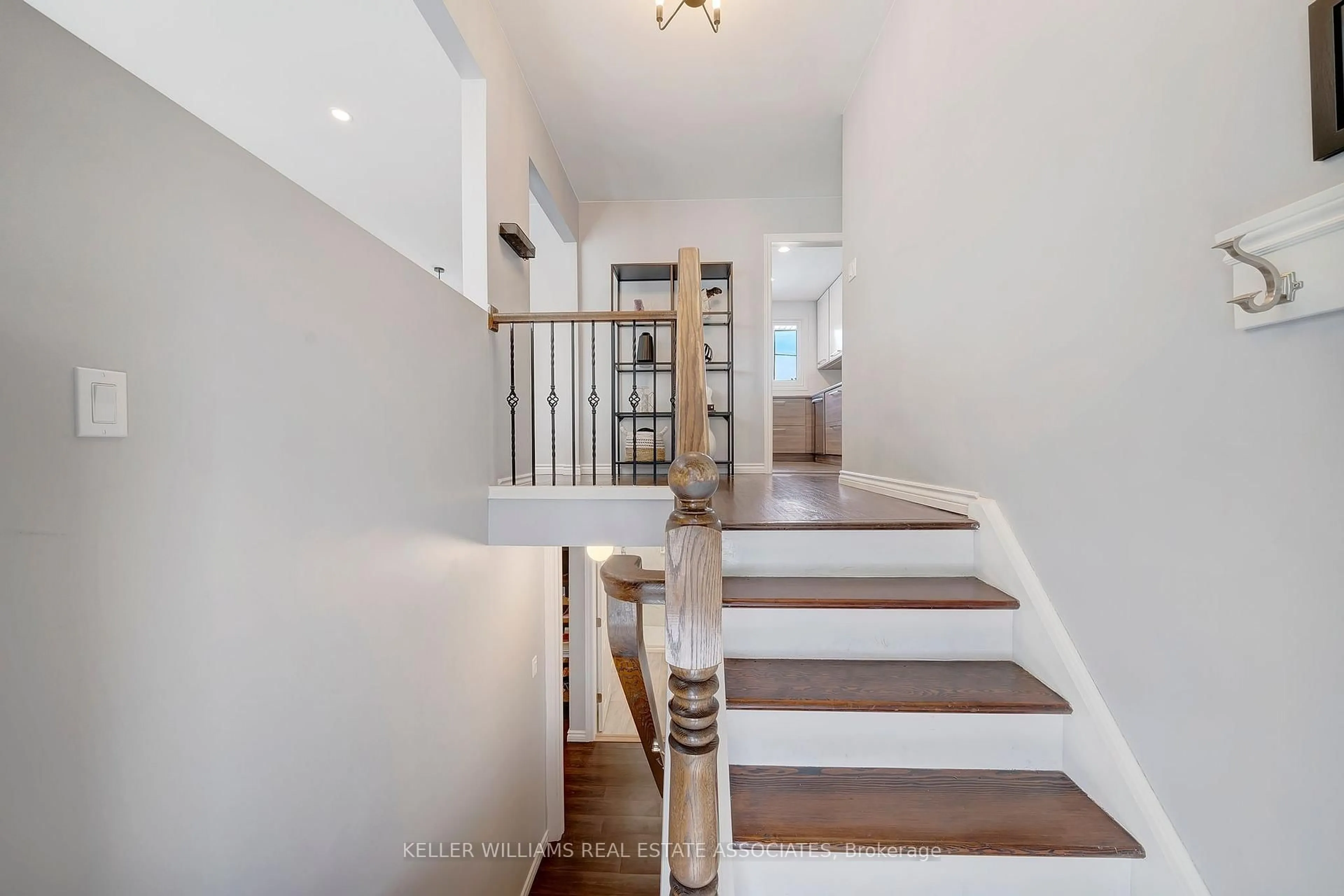 Unknown for 661 Jennifer Cres, Burlington Ontario L7N 3B2