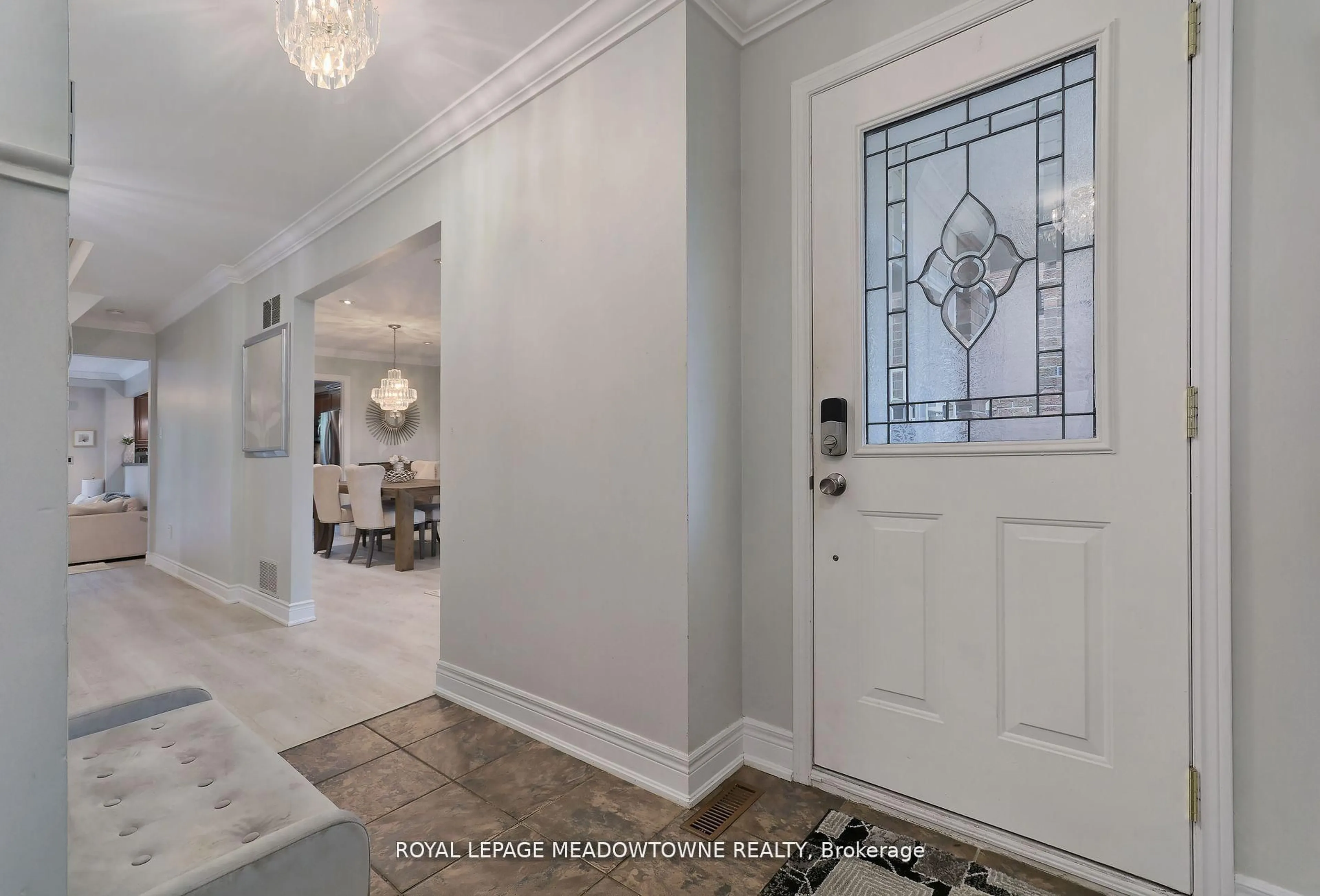 Indoor entryway for 4320 Shelby Cres, Mississauga Ontario L4W 3T3