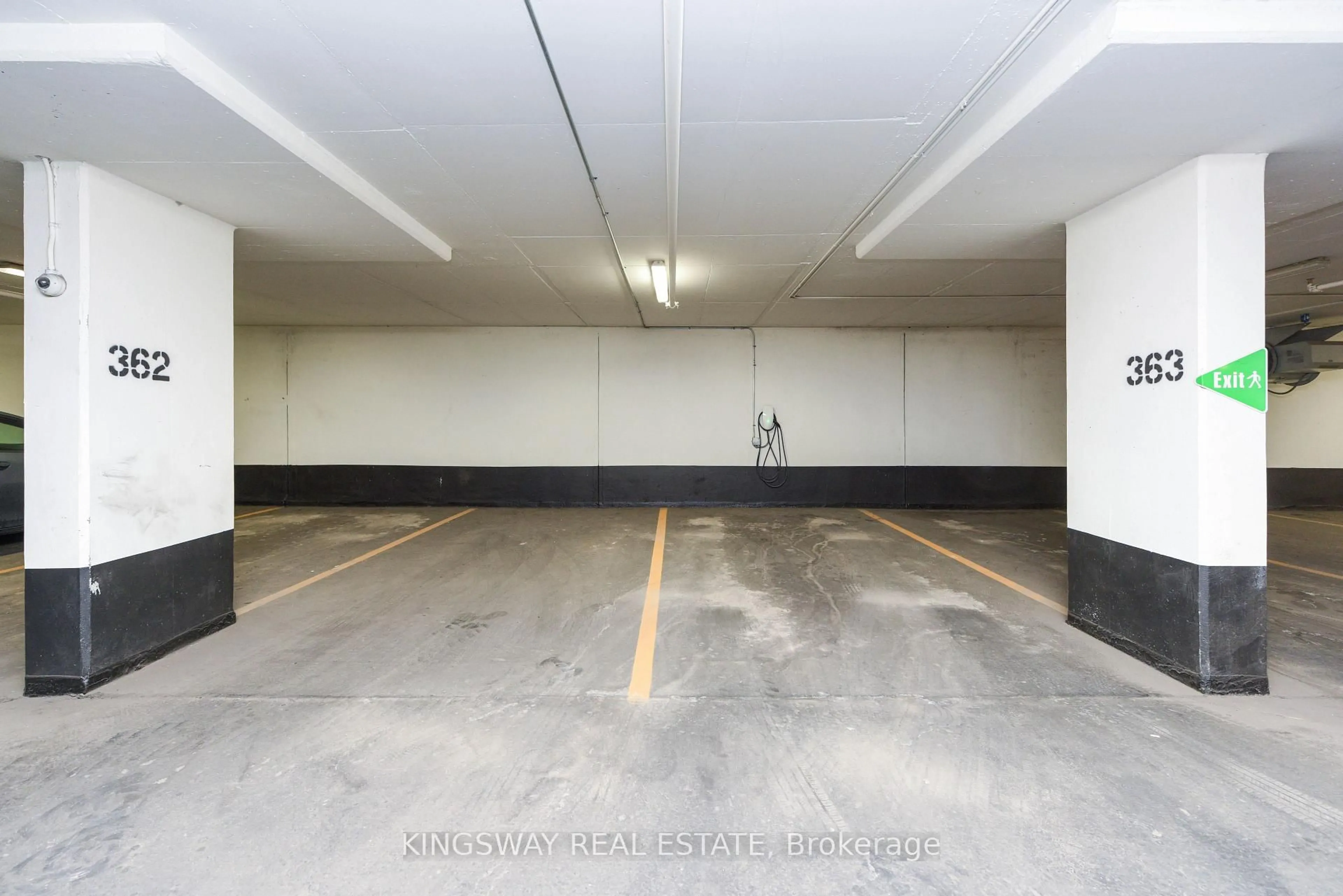 Indoor garage for 4065 Confederation Pkwy #2505, Mississauga Ontario L5B 0L4