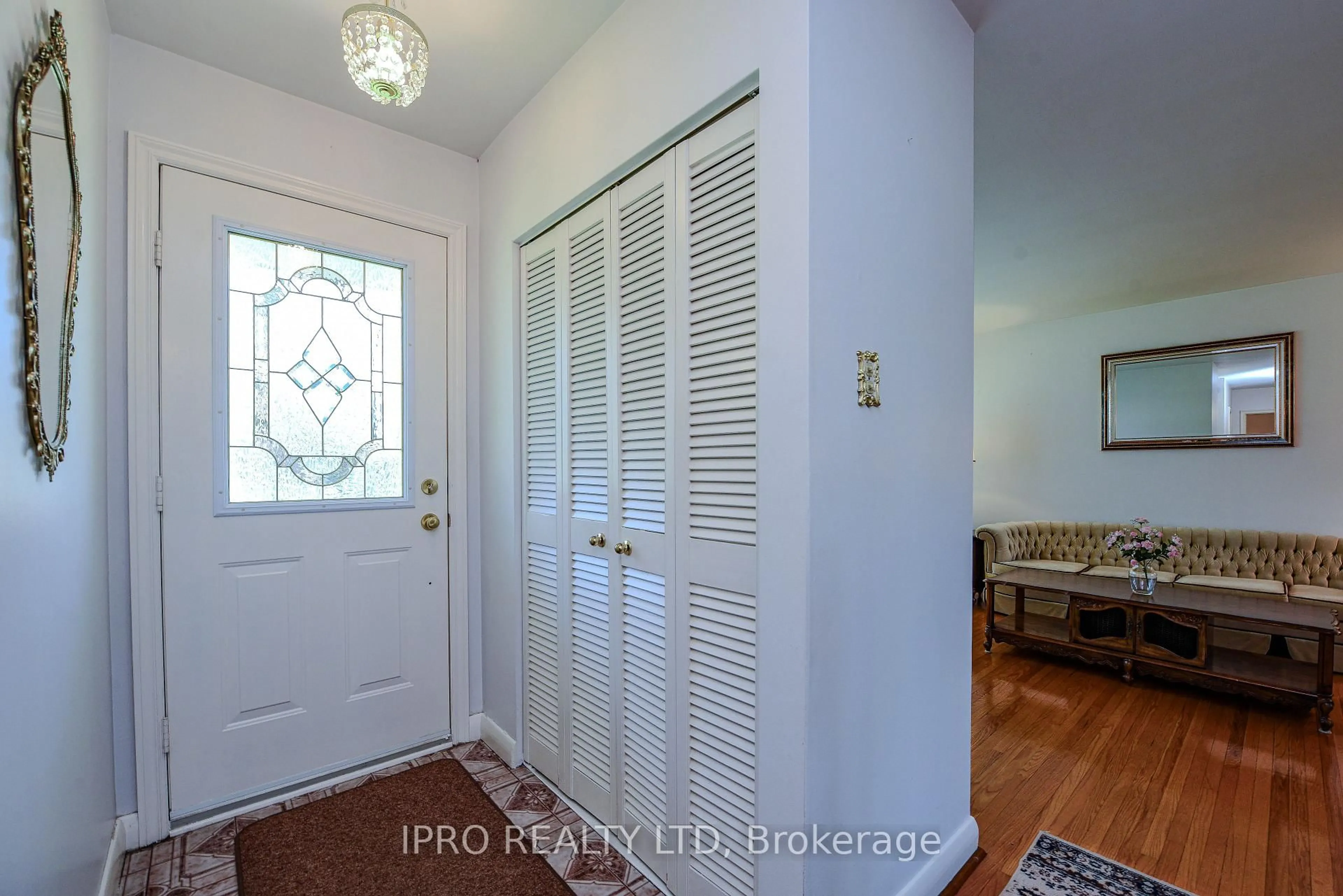 Indoor entryway for 13 Morpeth Rd, Brampton Ontario L6W 2Z3