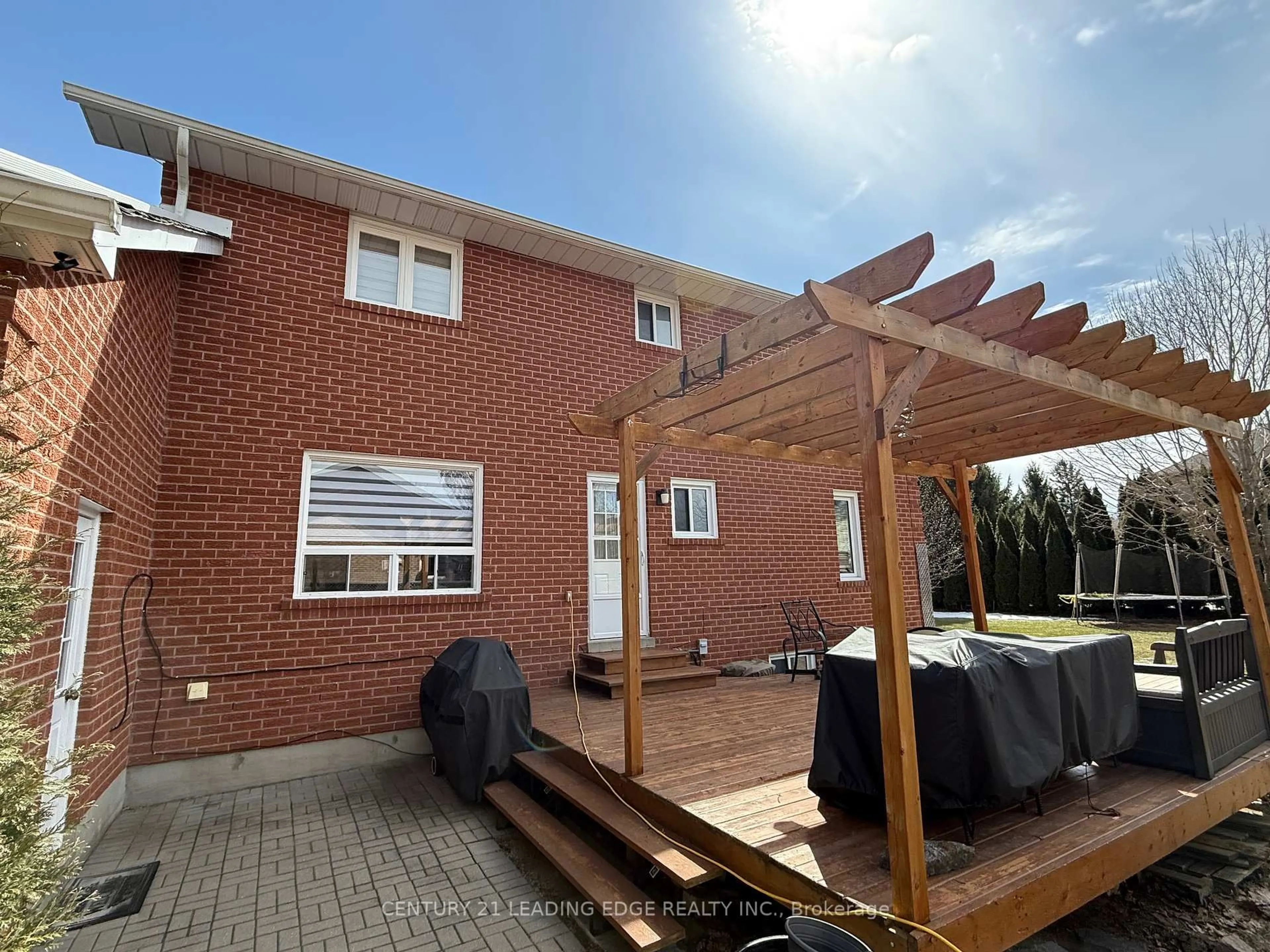 Home with brick exterior material, unknown for 2 Colleen Cres, Caledon Ontario L7C 1E8