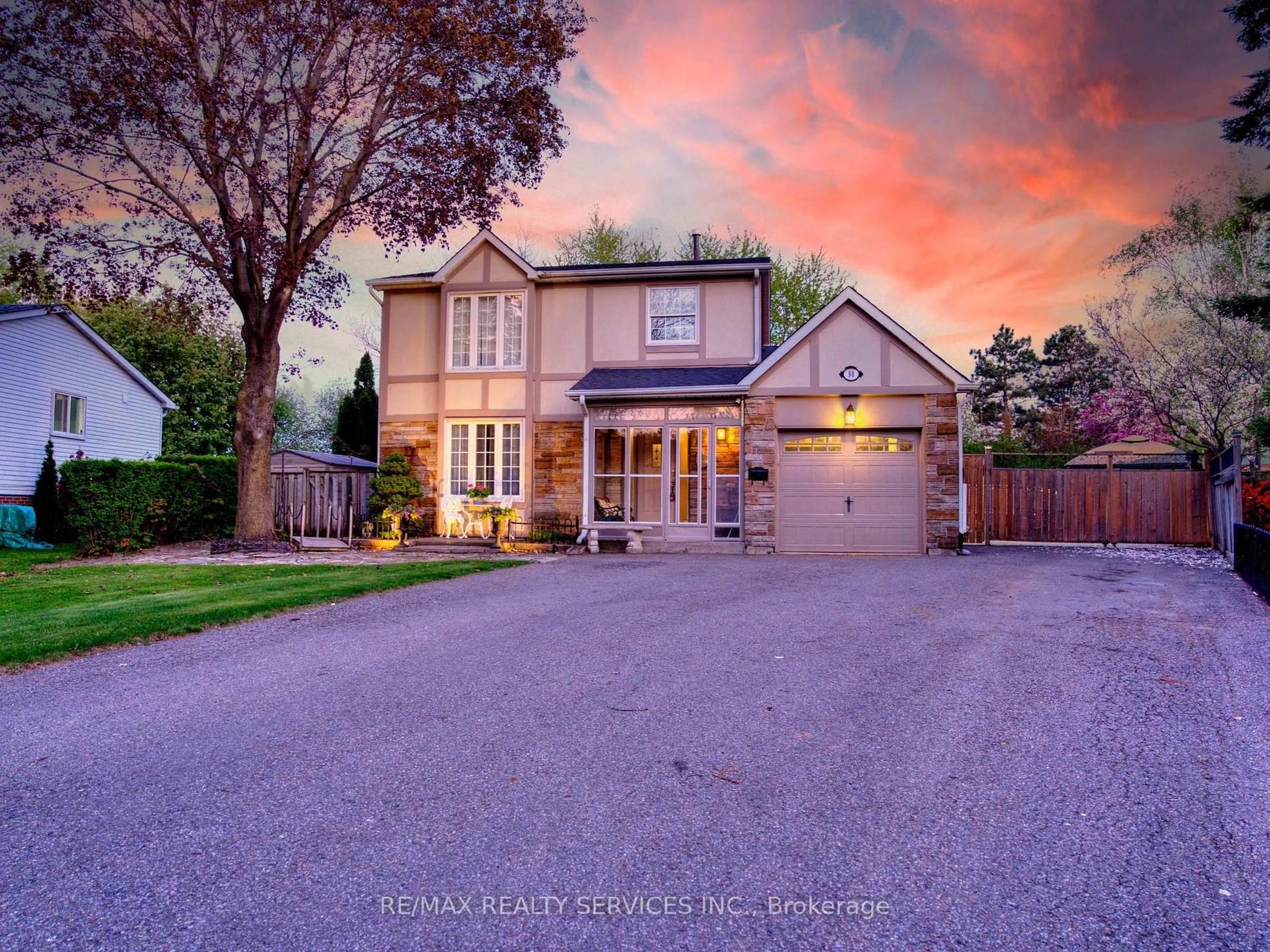 A pic from outside/outdoor area/front of a property/back of a property/a pic from drone, street for 90 Jill Cres, Brampton Ontario L6S 3J2