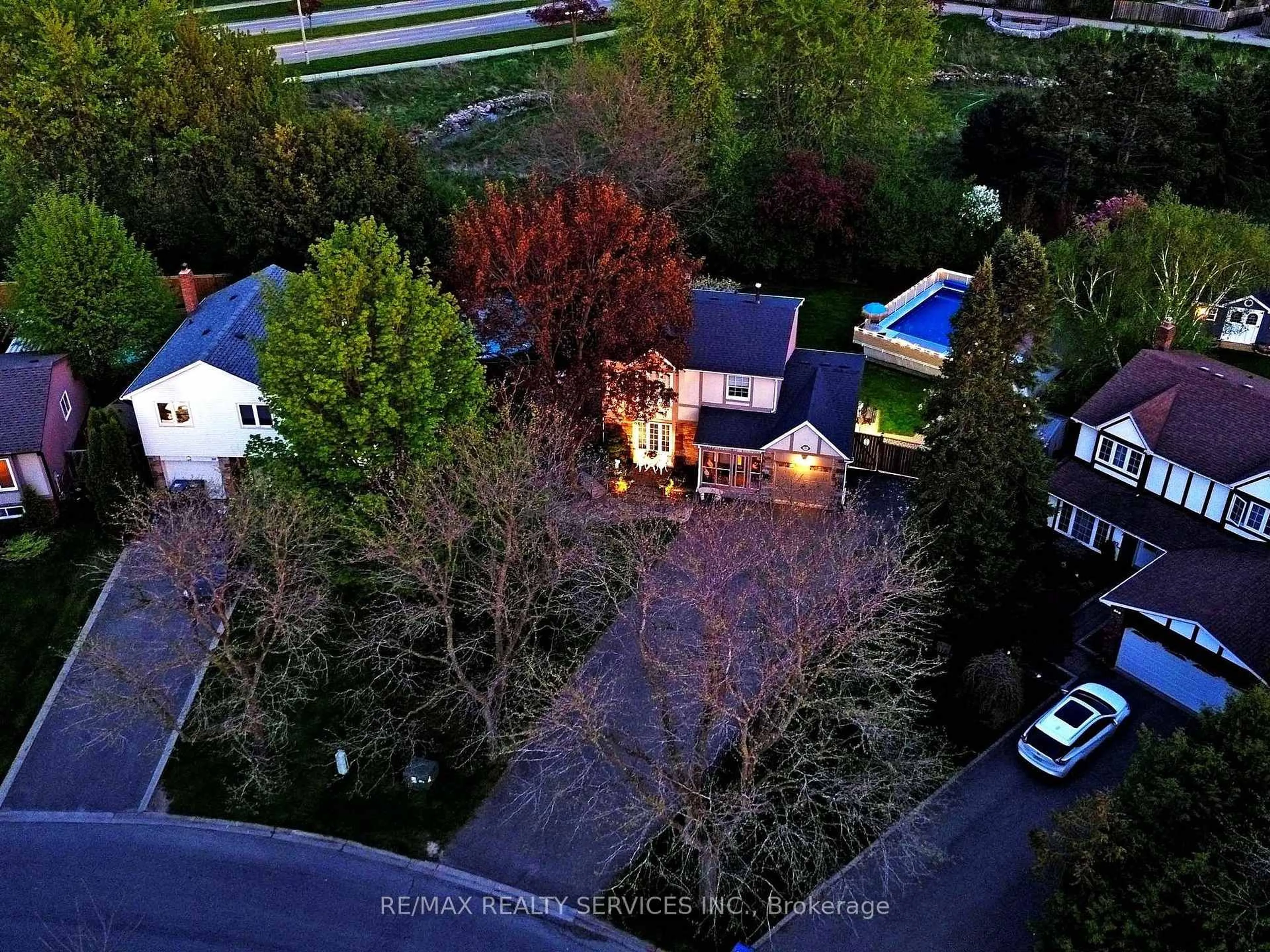 A pic from outside/outdoor area/front of a property/back of a property/a pic from drone, unknown for 90 Jill Cres, Brampton Ontario L6S 3J2