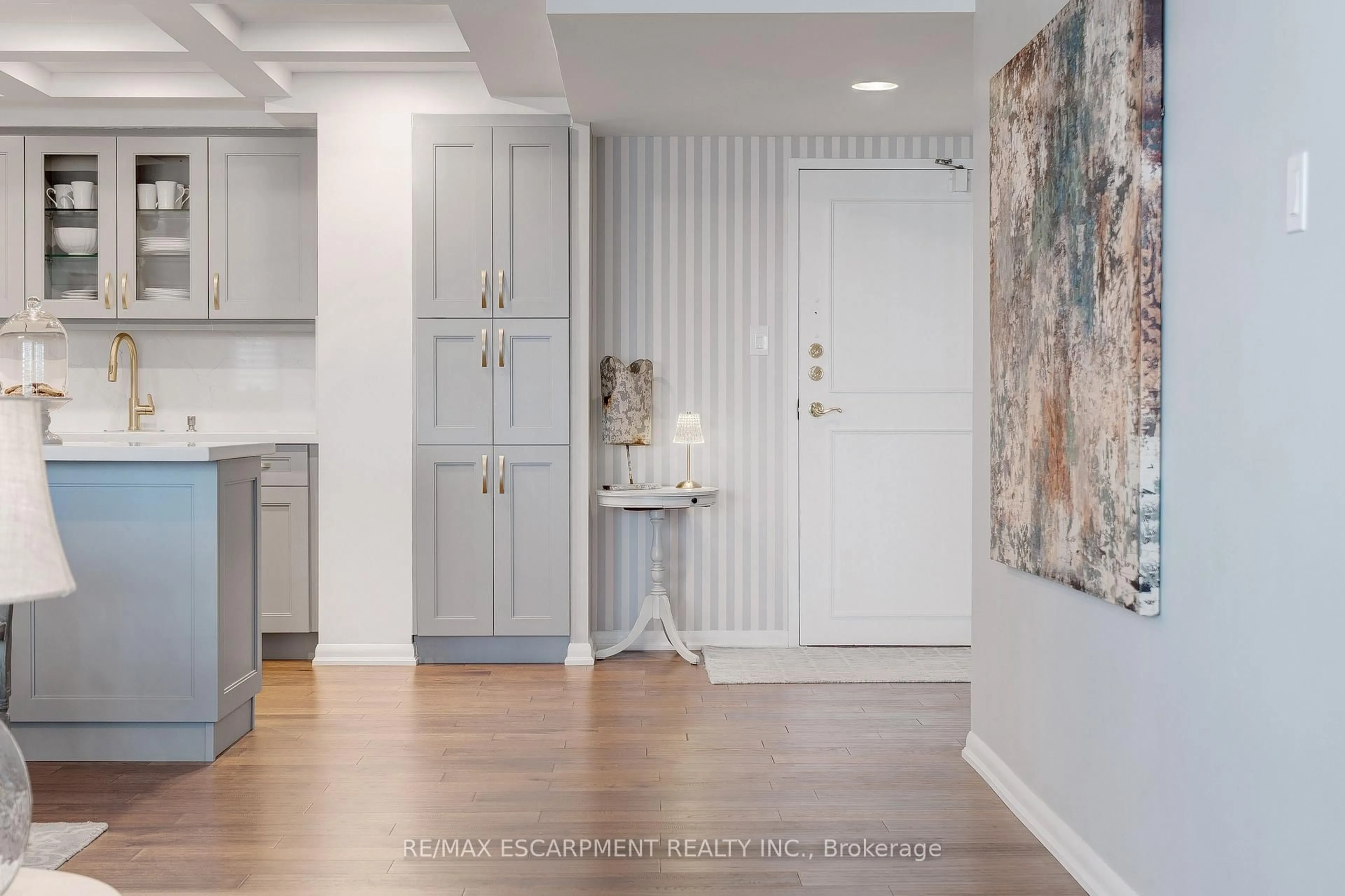 Indoor entryway for 2175 Marine Dr #903, Oakville Ontario L6L 5L5