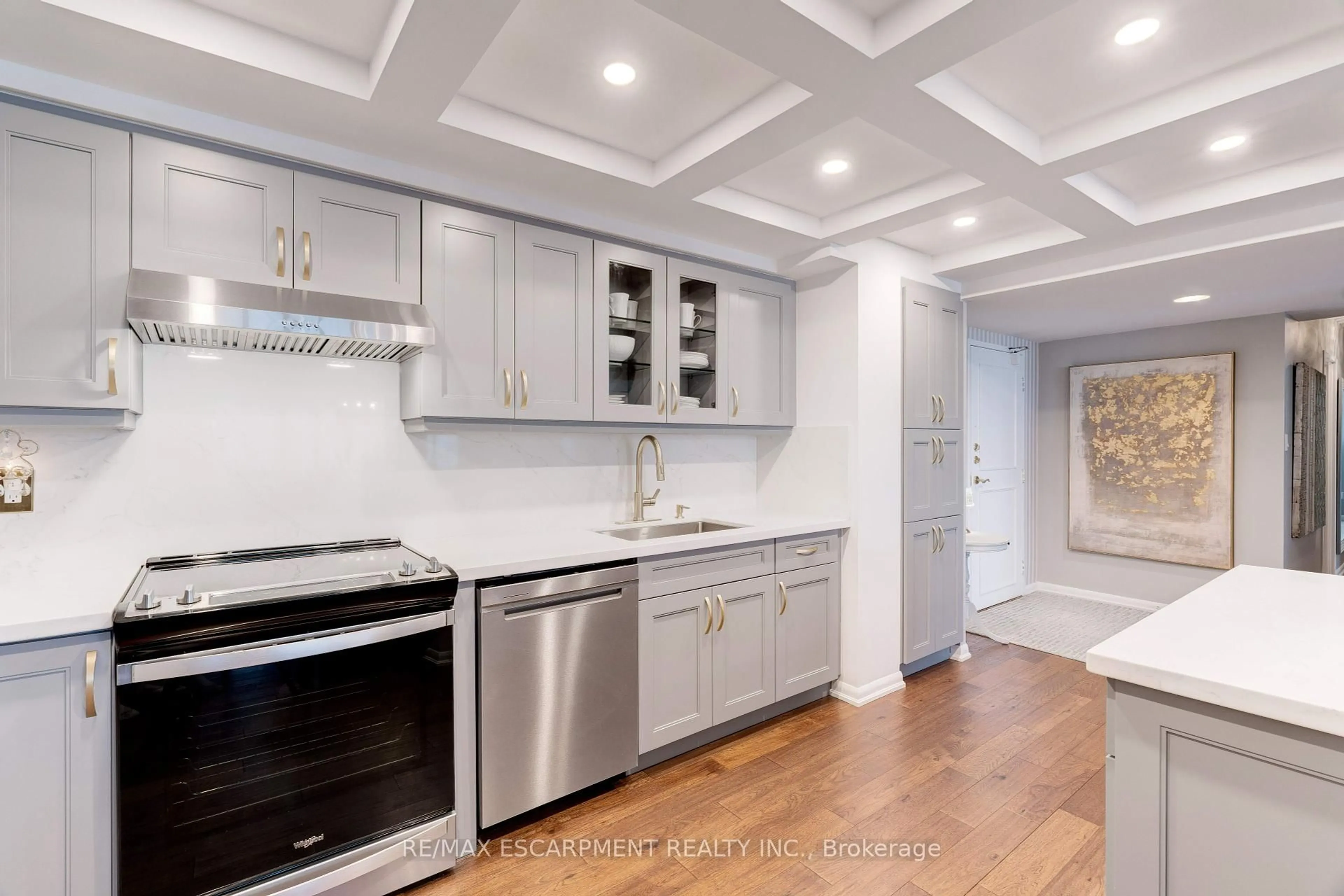 Open concept kitchen, ceramic/tile floor for 2175 Marine Dr #903, Oakville Ontario L6L 5L5
