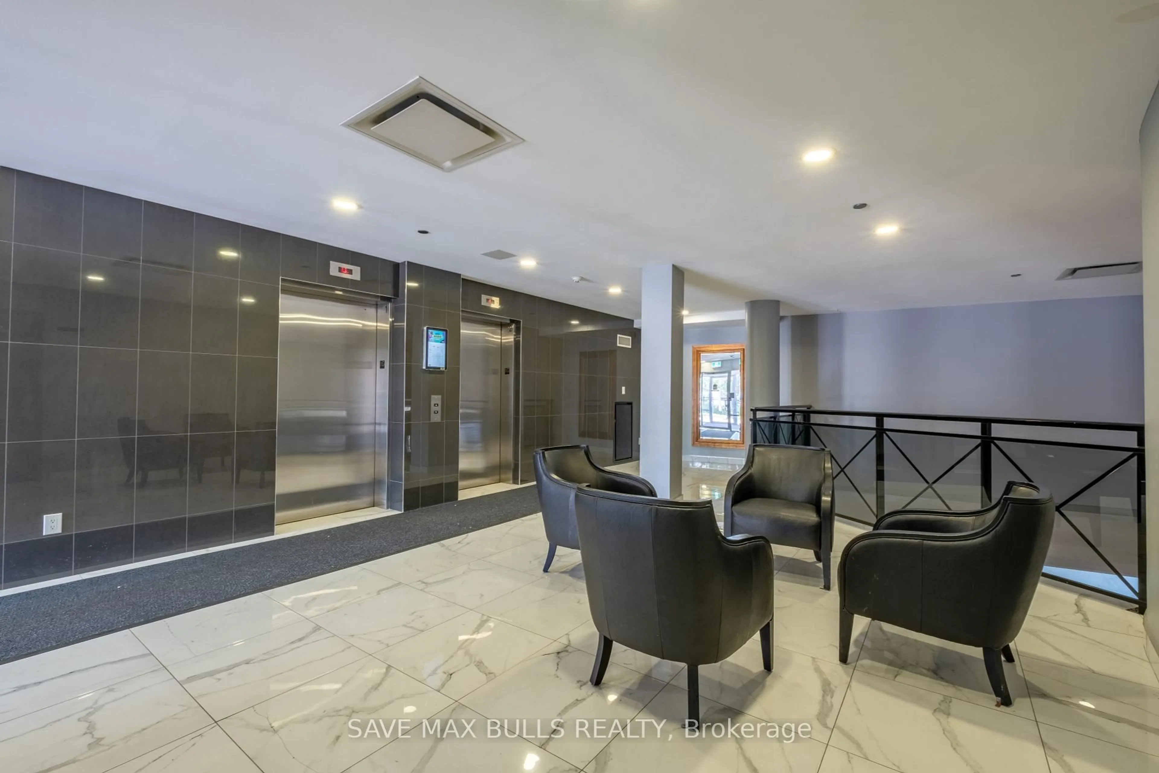 Indoor foyer for 1415 Lawrence Ave #412, Toronto Ontario M6L 1A9