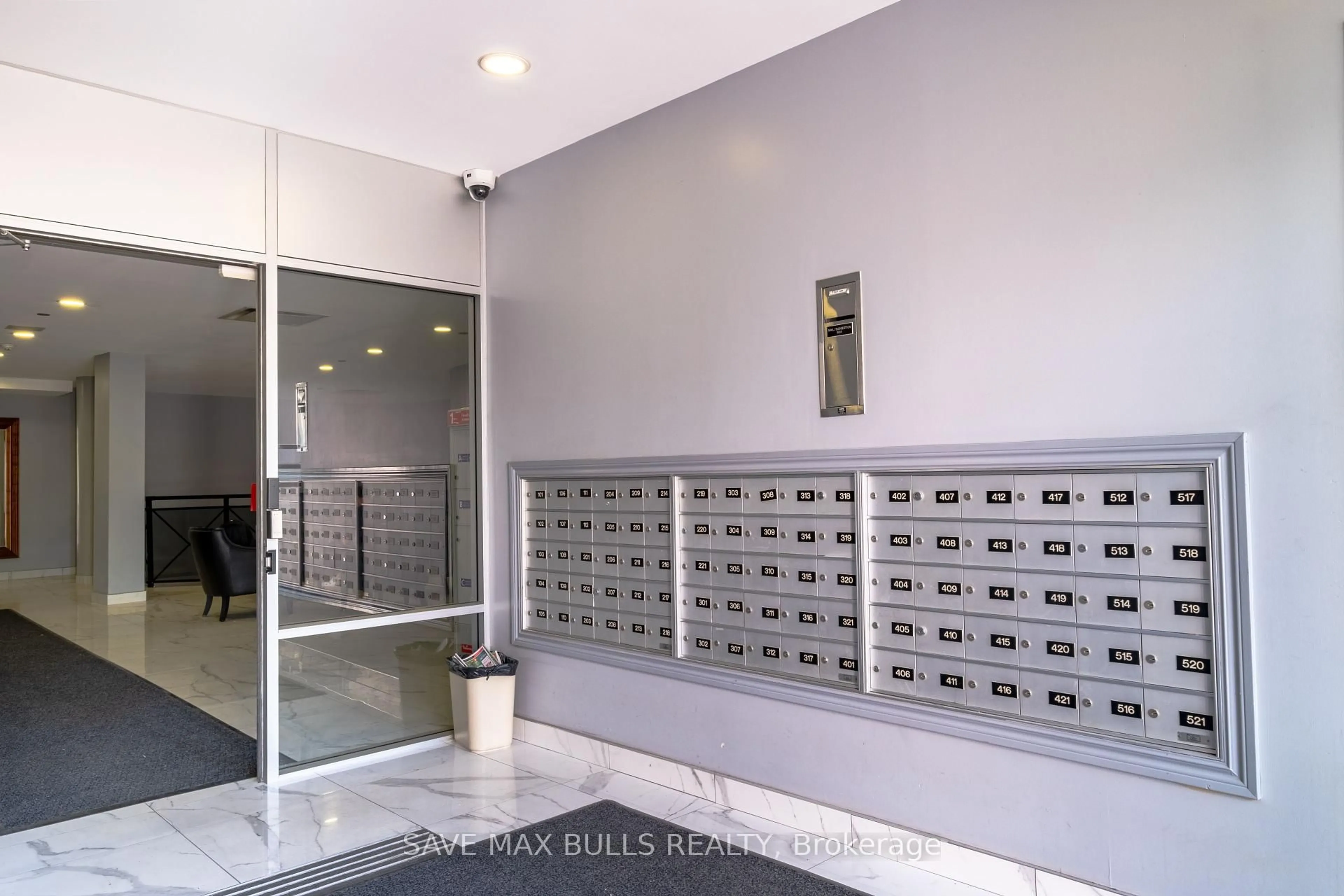 Indoor foyer for 1415 Lawrence Ave #412, Toronto Ontario M6L 1A9