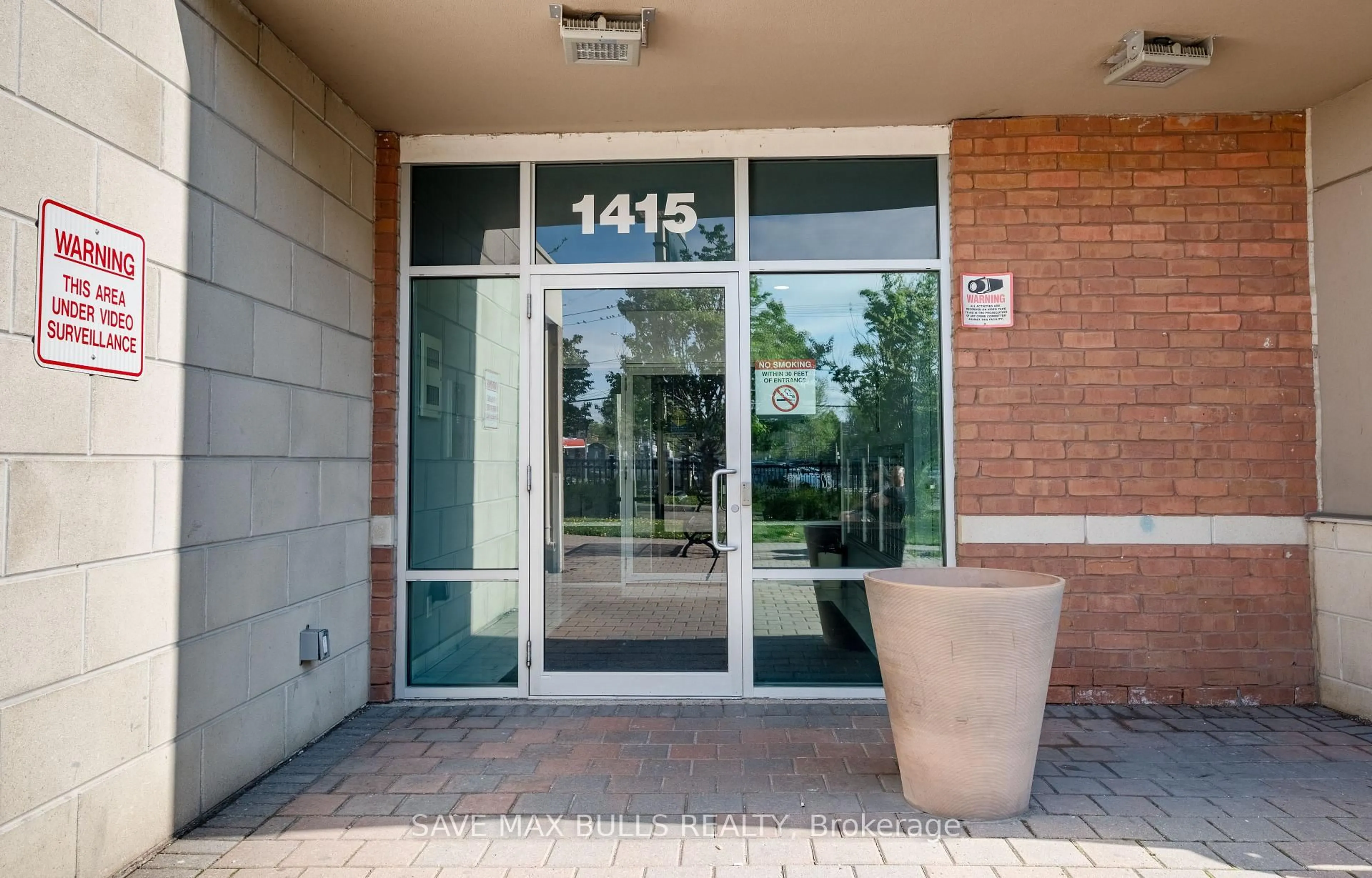 Indoor foyer for 1415 Lawrence Ave #412, Toronto Ontario M6L 1A9