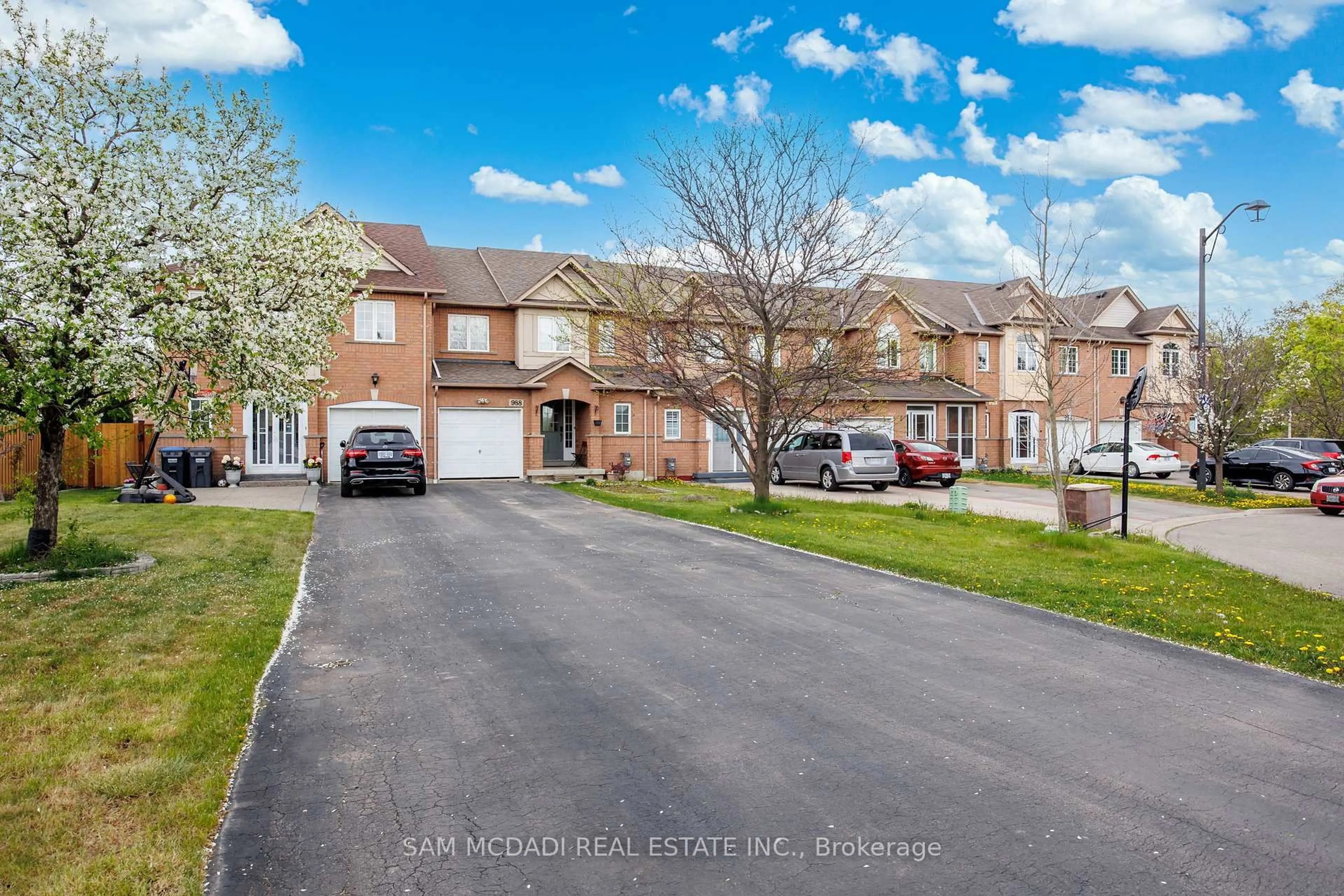 A pic from outside/outdoor area/front of a property/back of a property/a pic from drone, street for 988 Delgado Dr, Mississauga Ontario L5V 2S3