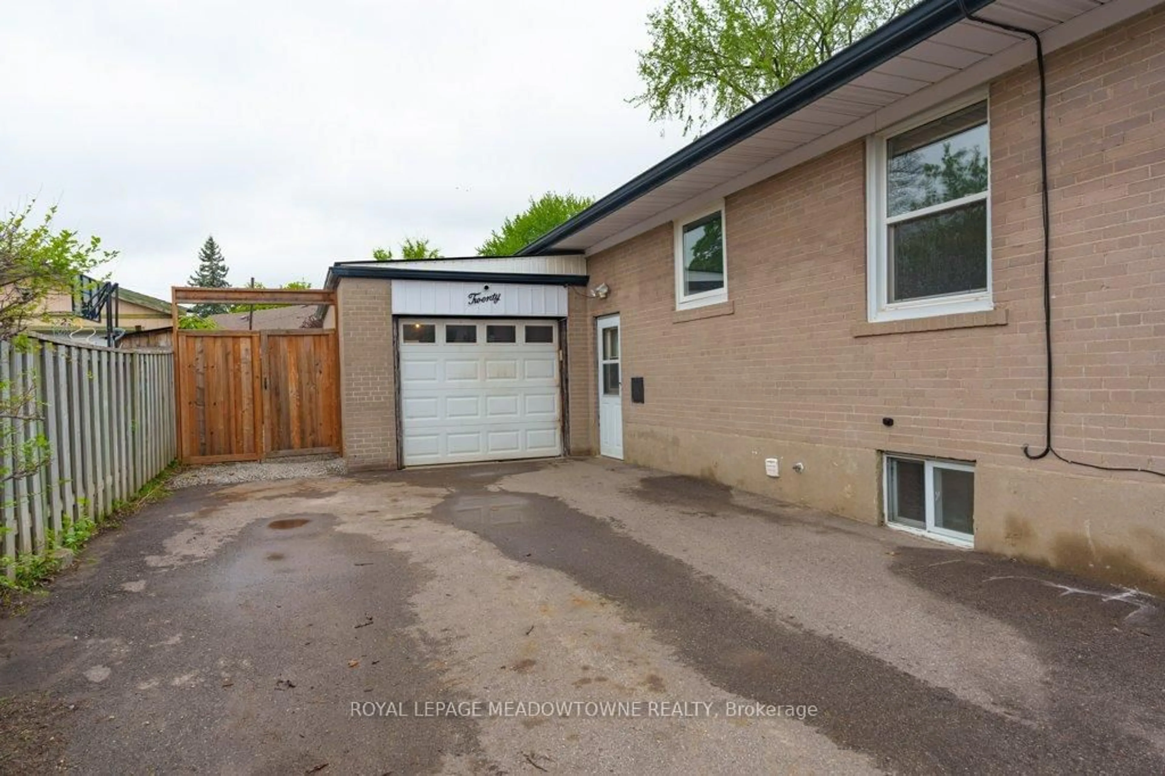 A pic from outside/outdoor area/front of a property/back of a property/a pic from drone, street for 20 Bairstow Cres, Halton Hills Ontario L7G 1L8